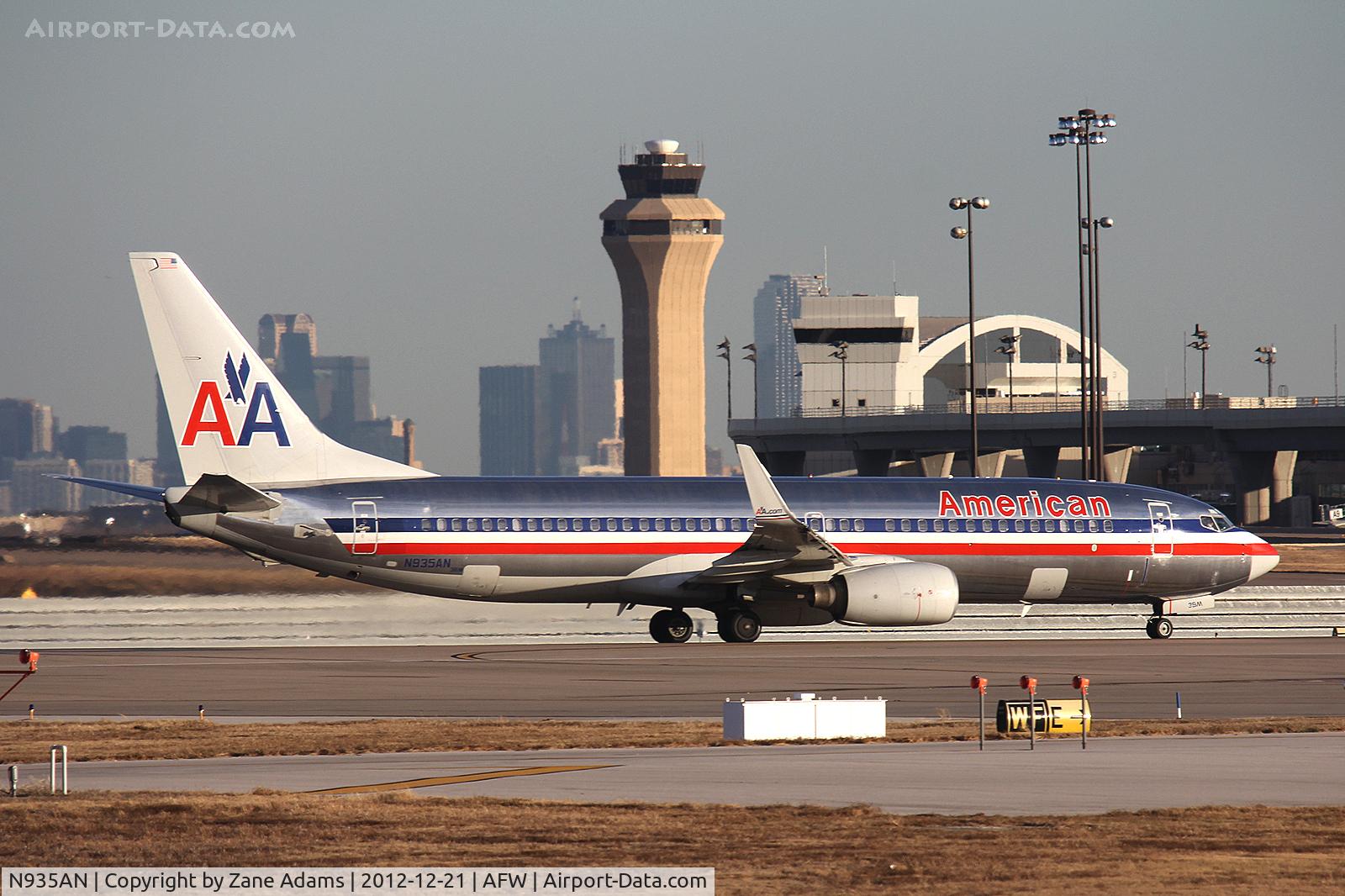 N935AN, 2000 Boeing 737-823 C/N 30081, American Airlines at DFW Airport