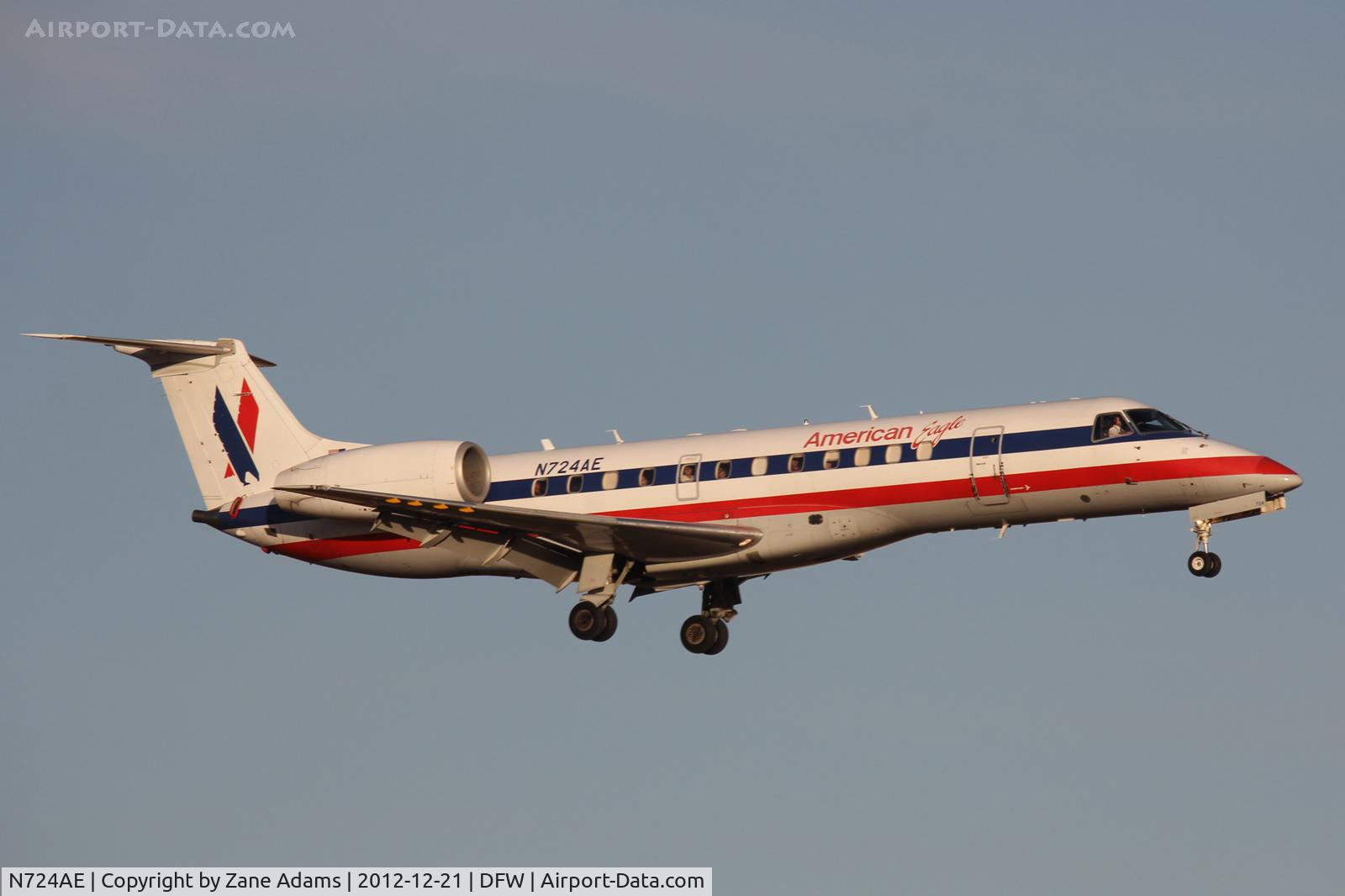 N724AE, 2000 Embraer ERJ-135LR (EMB-135LR) C/N 145301, American Eagle at DFW Airport