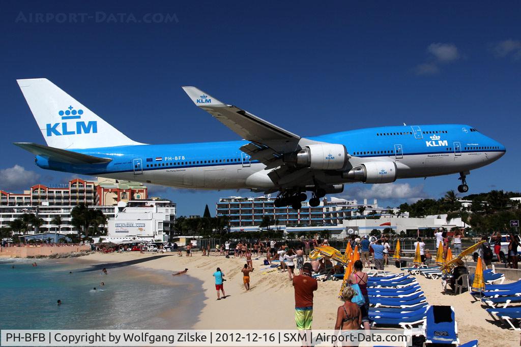 PH-BFB, 1989 Boeing 747-406 C/N 24000, Over famous Maho Beach