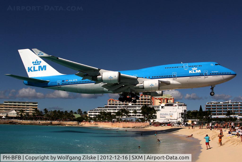 PH-BFB, 1989 Boeing 747-406 C/N 24000, Over famous Maho Beach