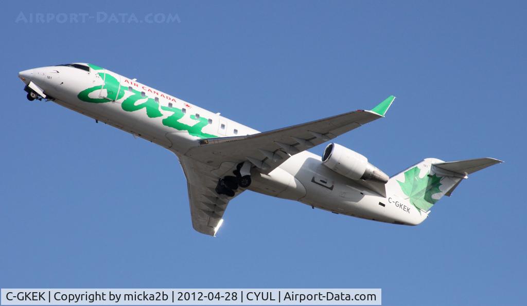 C-GKEK, 1998 Canadair CRJ-200ER (CL-600-2B19) C/N 7270, Take off