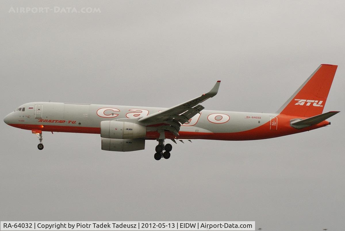 RA-64032, Tupolev Tu-204-100C C/N 1450743164032, Dublin