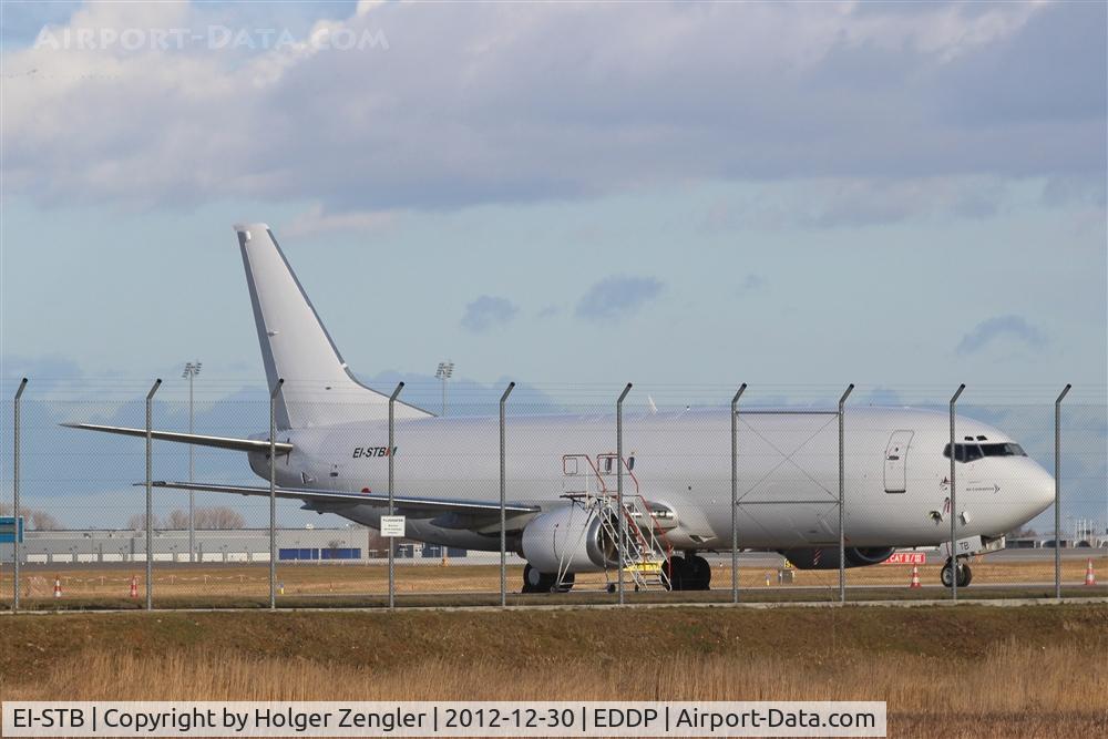 EI-STB, 1992 Boeing 737-476 C/N 24440, Waiting for parcels and/or a yellow painting....