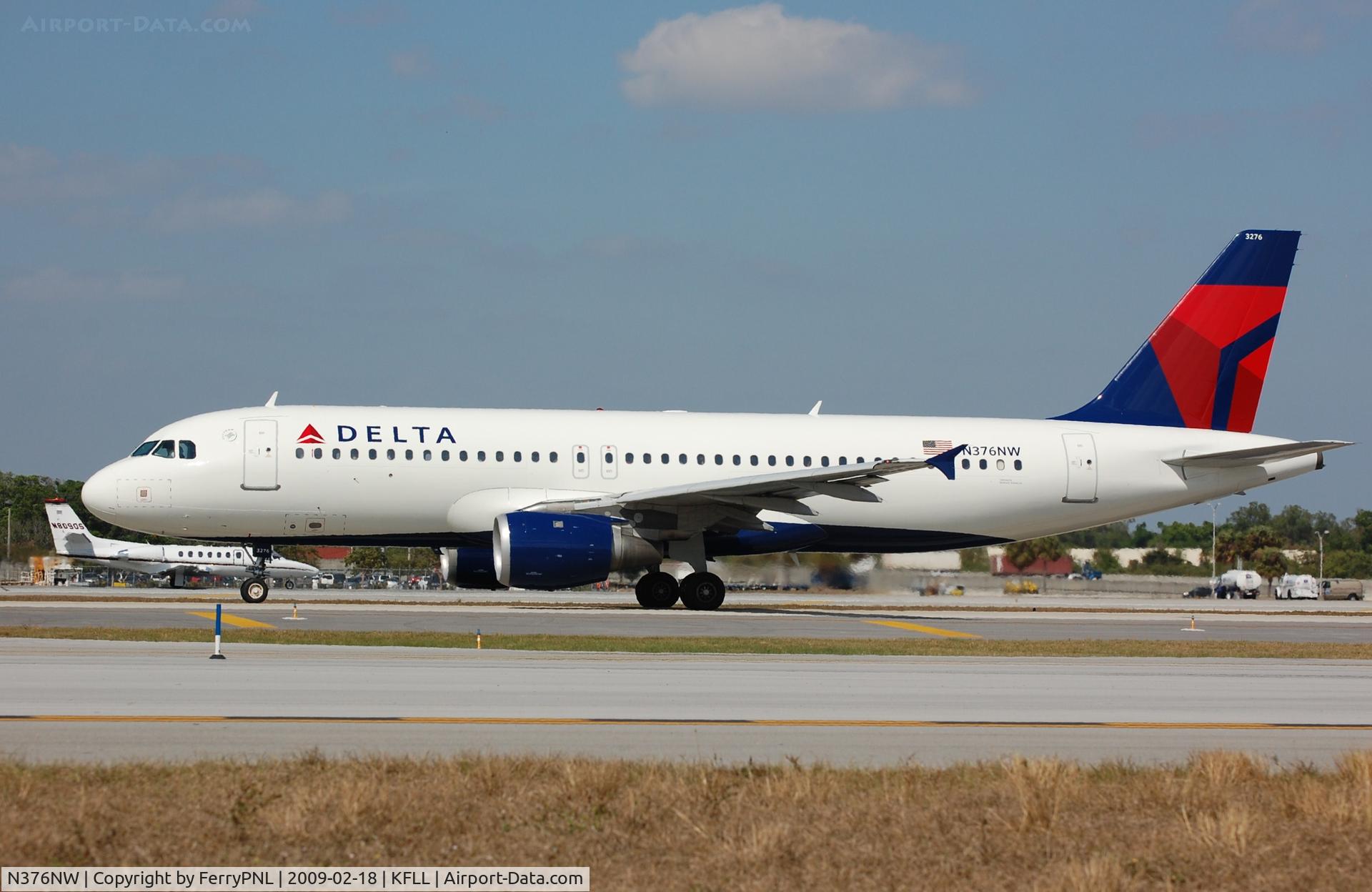 N376NW, 2002 Airbus A320-212 C/N 1812, Delta A320 ready for departure at FLL