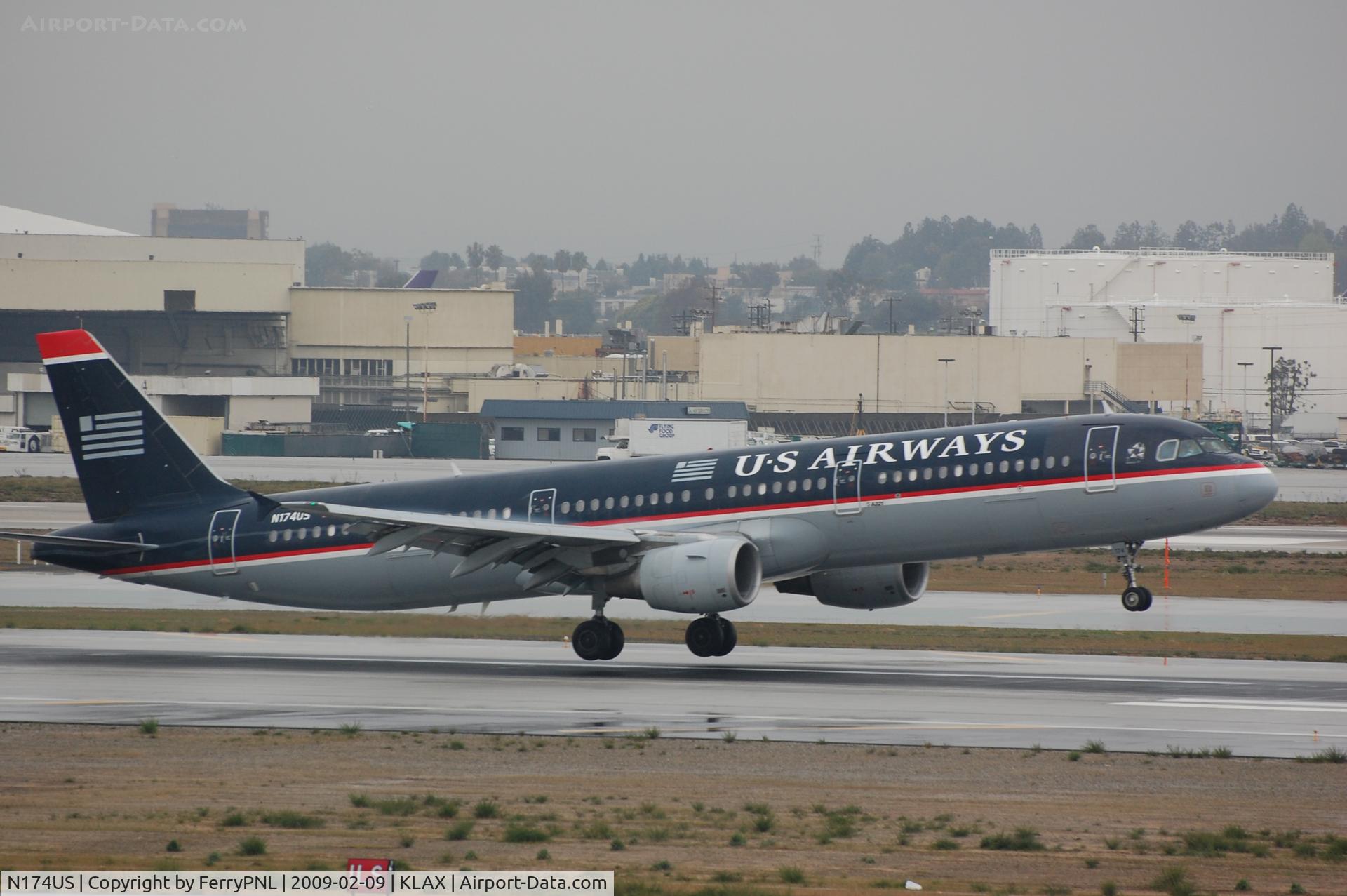N174US, 2001 Airbus A321-211 C/N 1492, US A321 landing in wet LAX