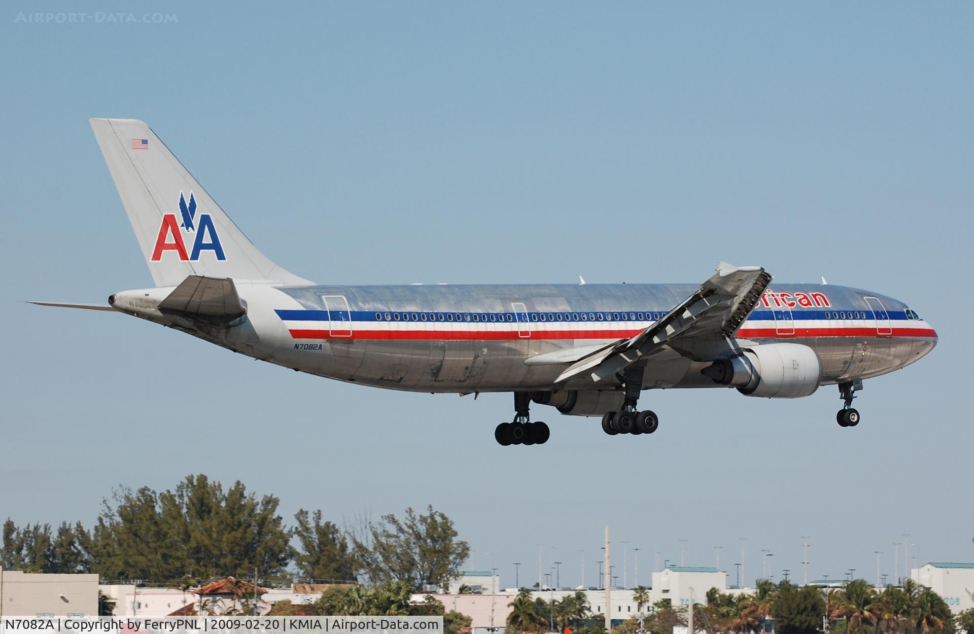 N7082A, 1992 Airbus A300B4-605R C/N 643, AA A300-600 arrives in MIA