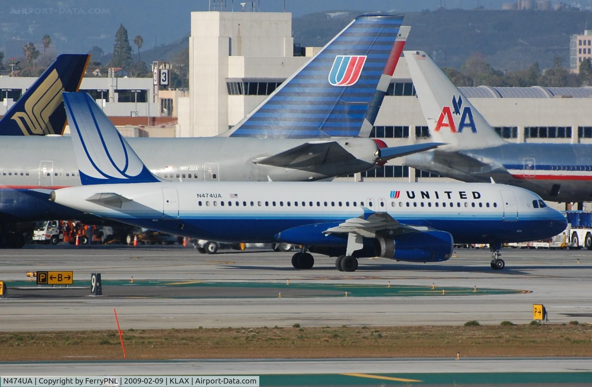N474UA, 2001 Airbus A320-232 C/N 1475, UA A320 taxying to gate