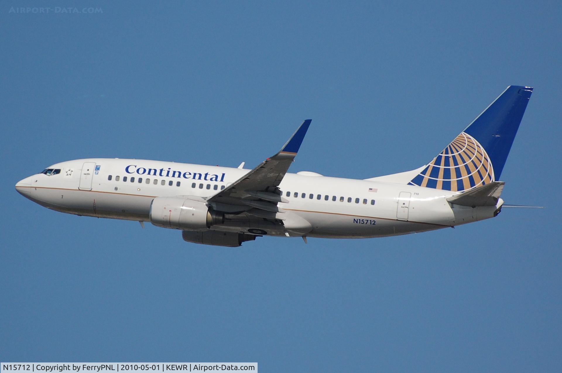 N15712, 1998 Boeing 737-724 C/N 28783, CO B737 departing EWR