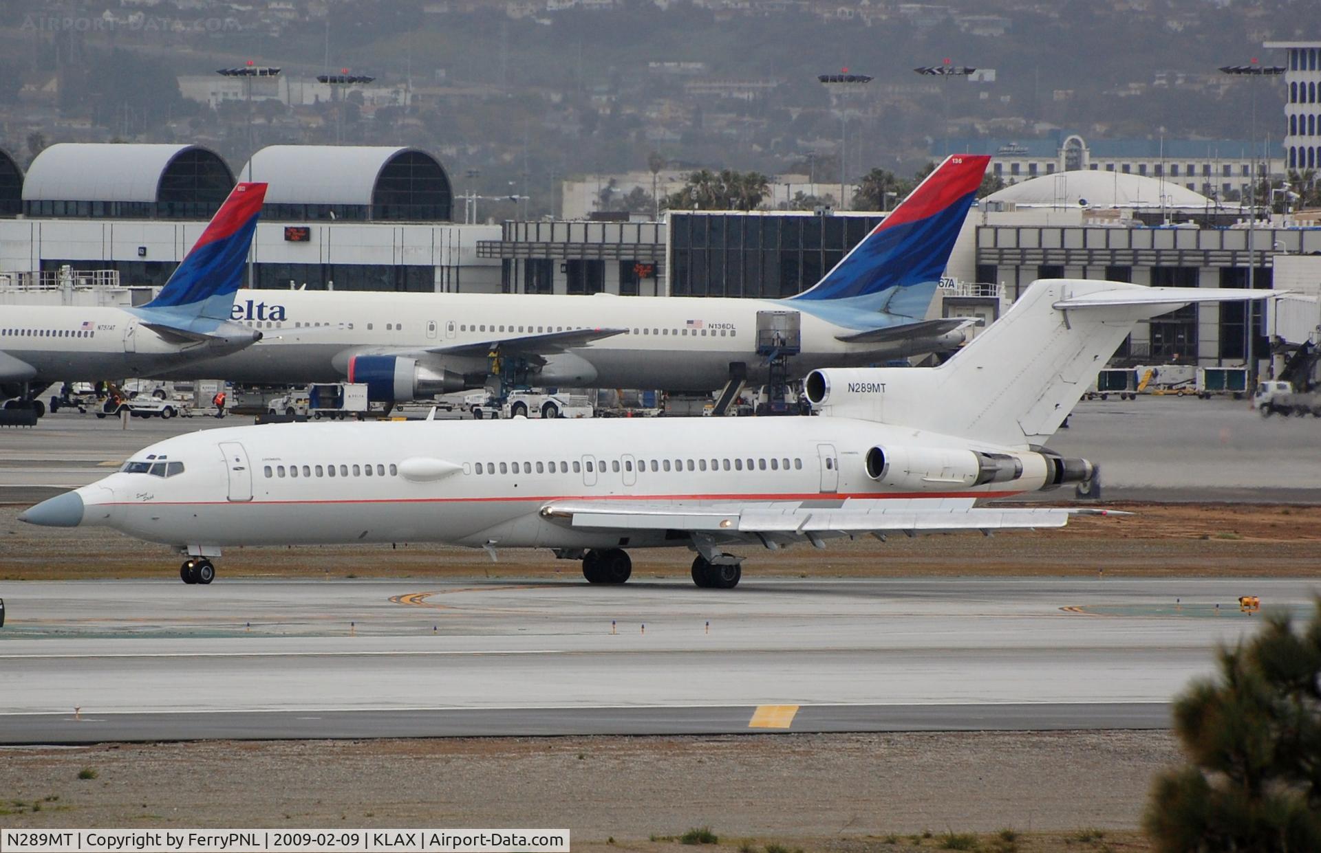 N289MT, 1981 Boeing 727-223 C/N 22467, Uggly duck vacating runway