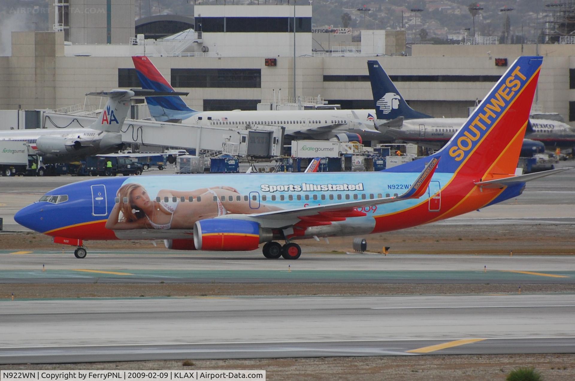 N922WN, 2008 Boeing 737-7H4 C/N 32461, Flying billboard just landed
