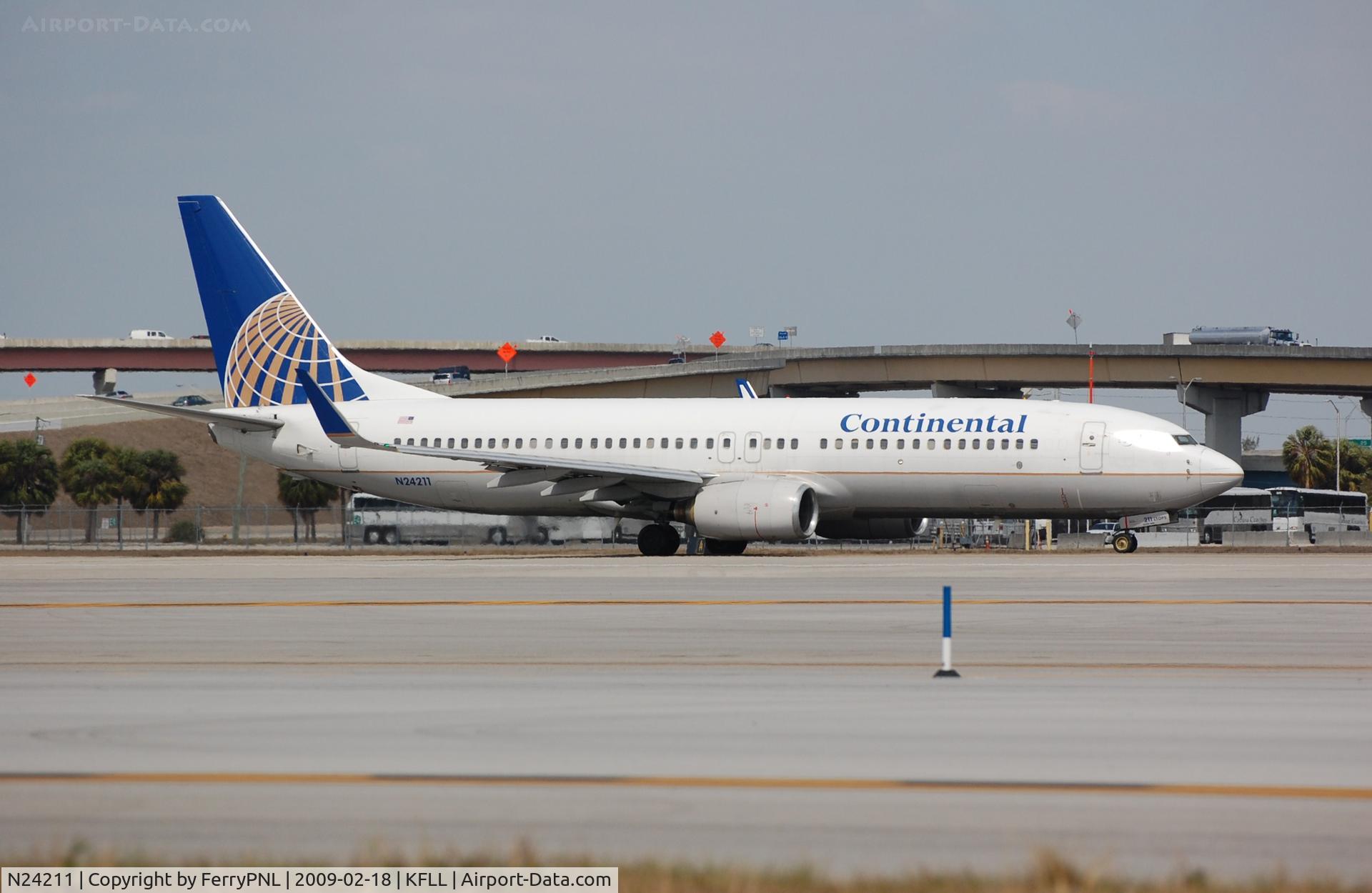 N24211, 1998 Boeing 737-824 C/N 28771, CO B738 lining up