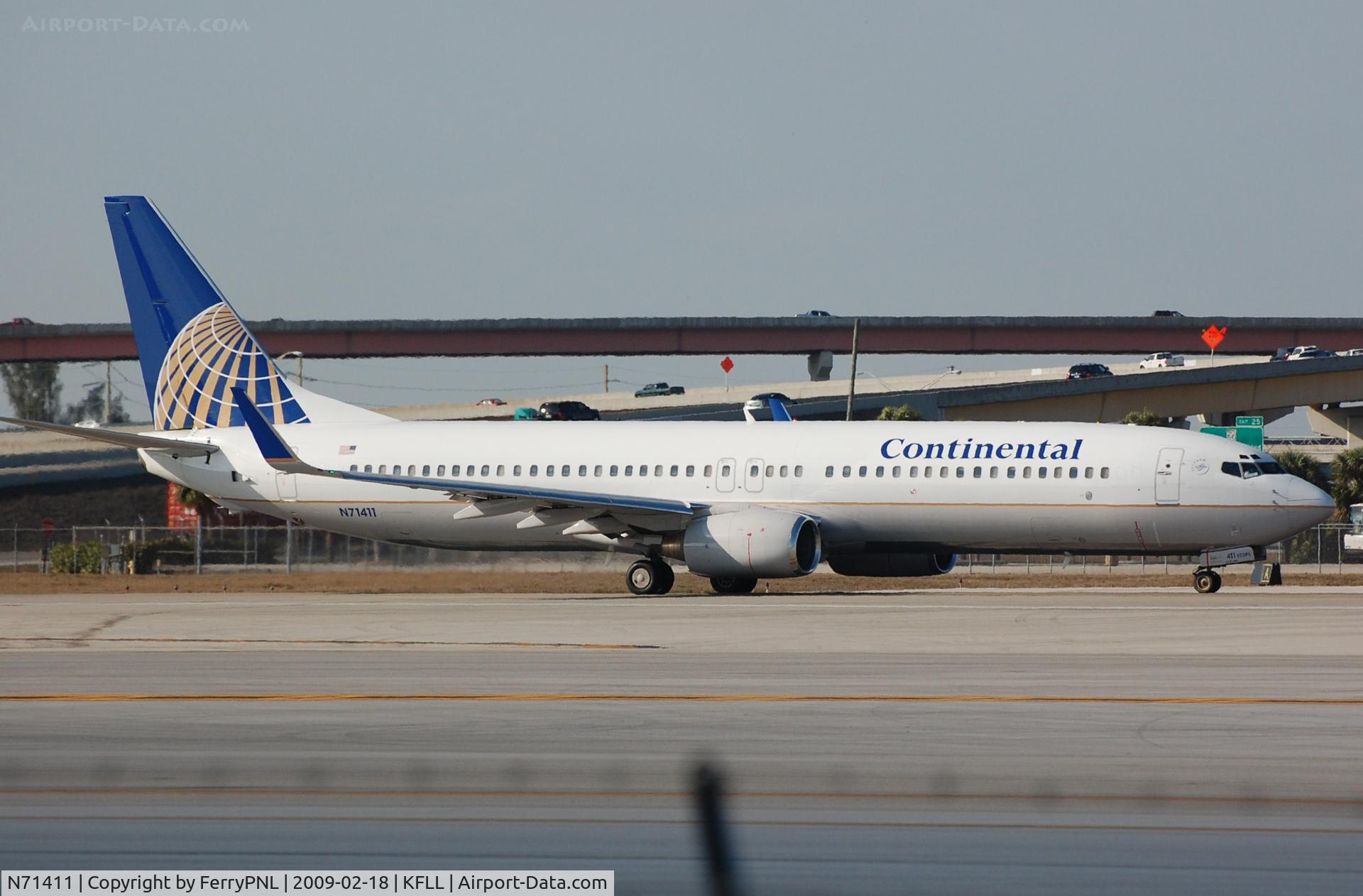 N71411, 2002 Boeing 737-924 C/N 30128, CO B739 lining up