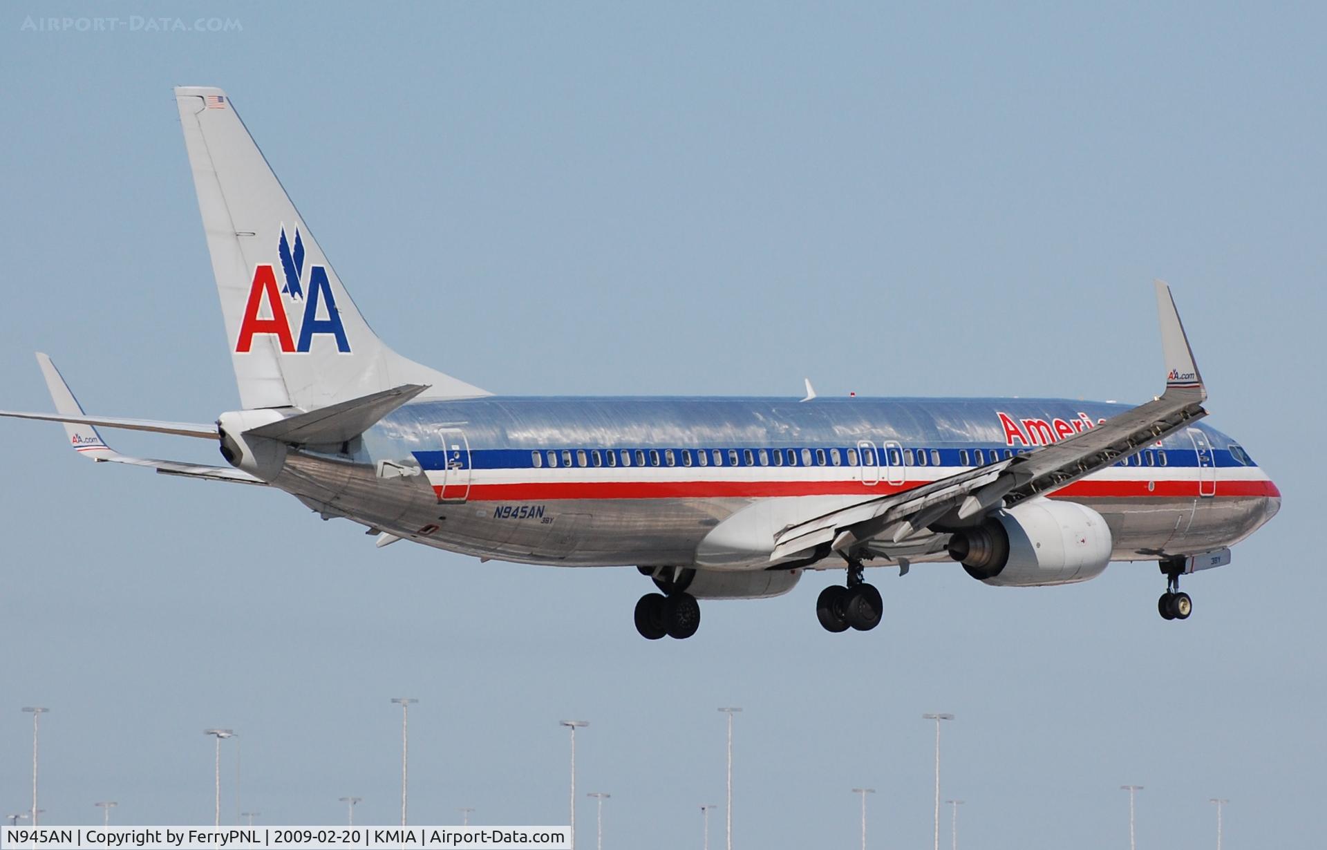 N945AN, 2000 Boeing 737-823 C/N 30085, AA B738 landing