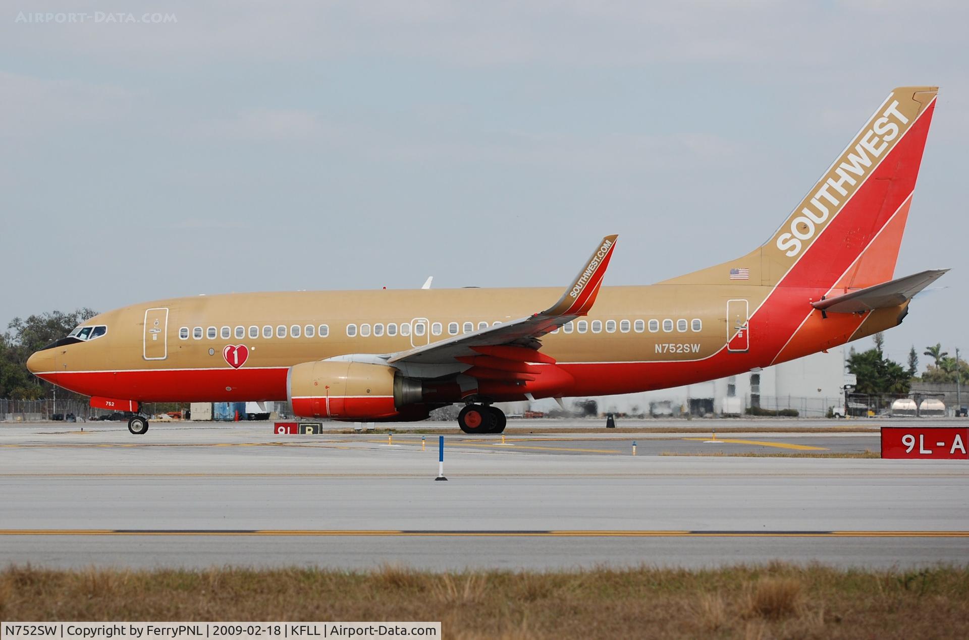 N752SW, 1999 Boeing 737-7H4 C/N 29804, Southwest B737 in classic colours