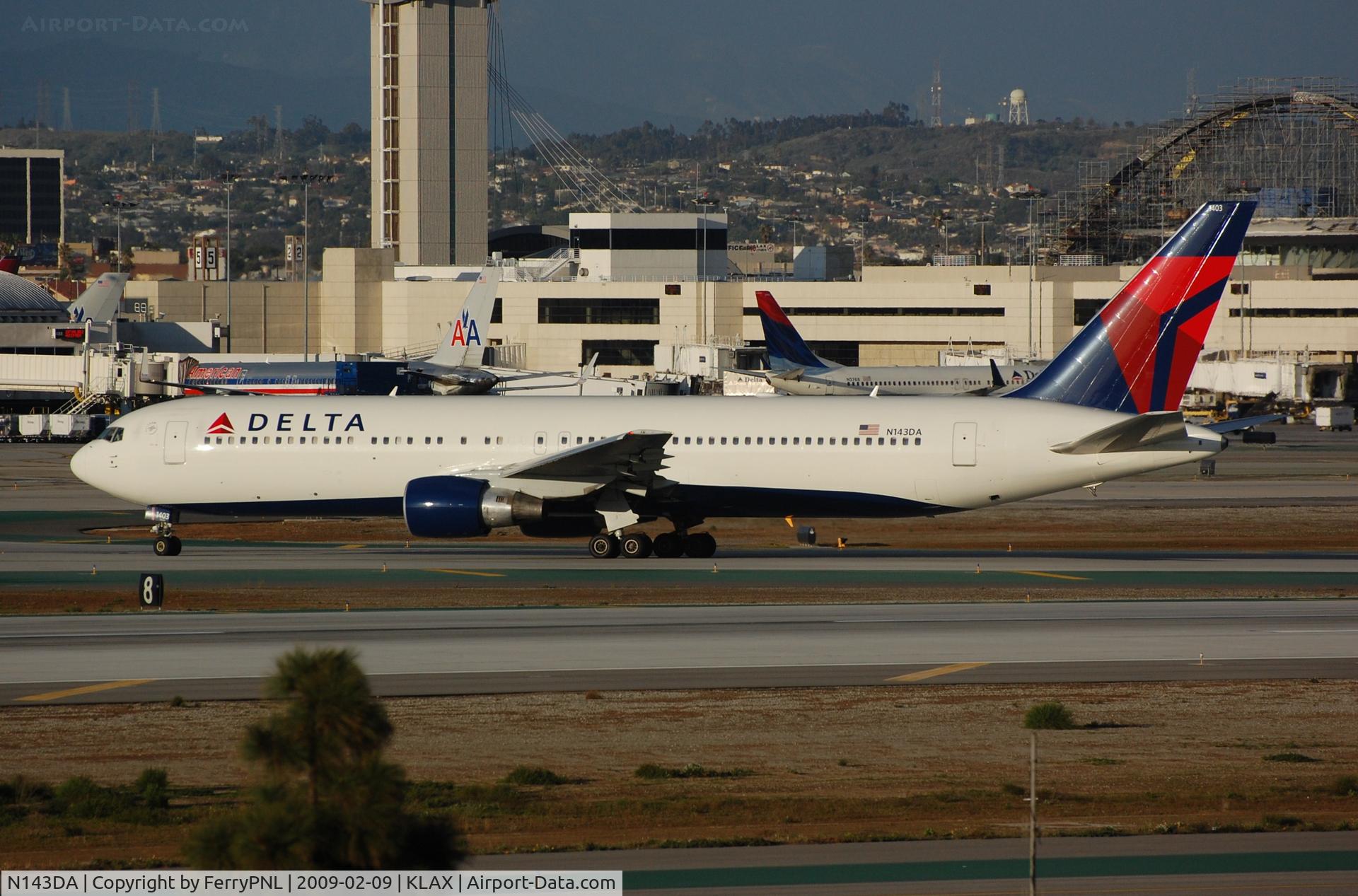 N143DA, 1998 Boeing 767-332 C/N 25991, Delta B763 vacating runway