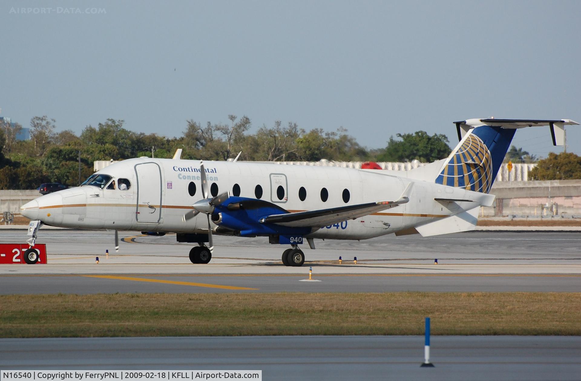 N16540, 1995 Beech 1900D C/N UE-172, Be1900D taxiing for departure