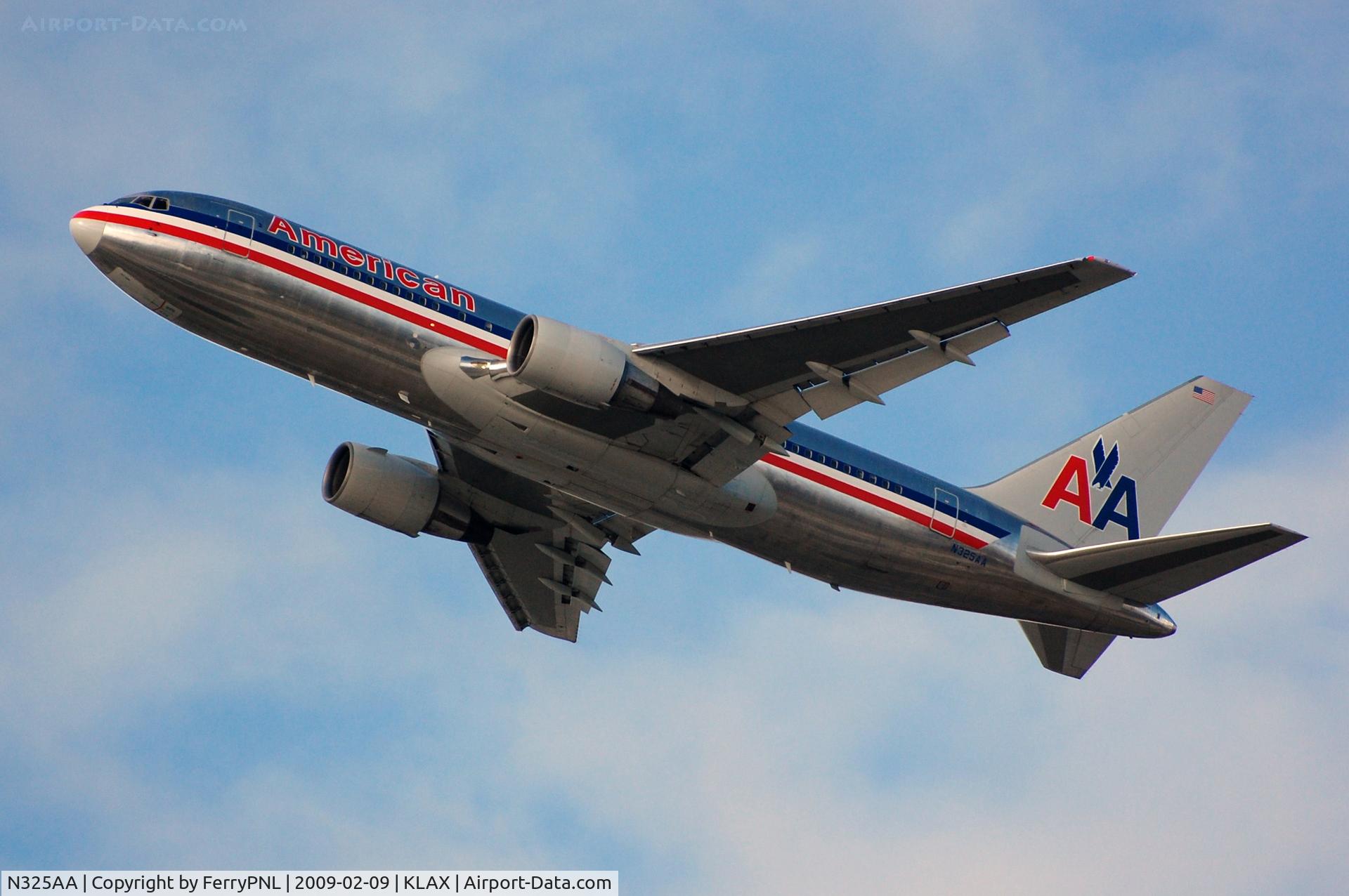 N325AA, 1986 Boeing 767-223 C/N 22326, AA B762 take-off