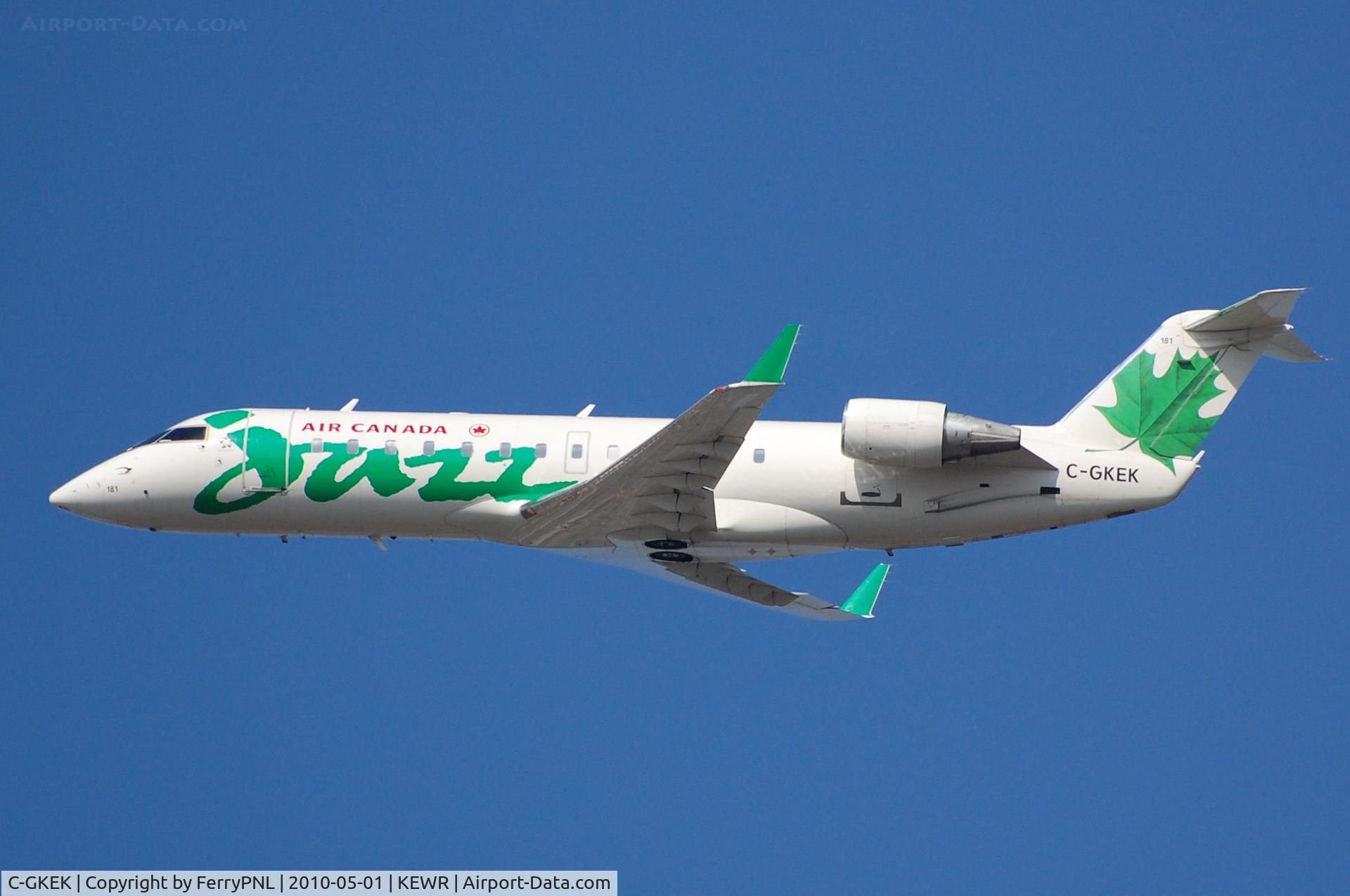 C-GKEK, 1998 Canadair CRJ-200ER (CL-600-2B19) C/N 7270, Air Canada Jazz CL200 taking off