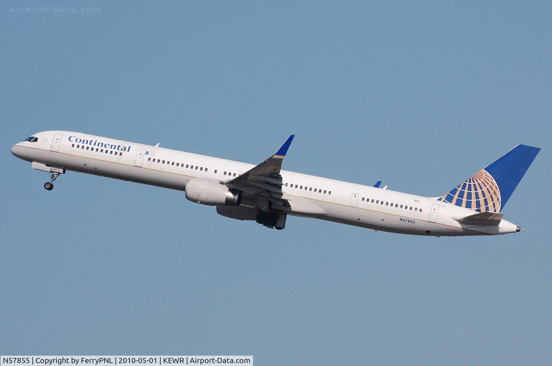 N57855, 2004 Boeing 757-324 C/N 32814, CO B753 taking off from EWR
