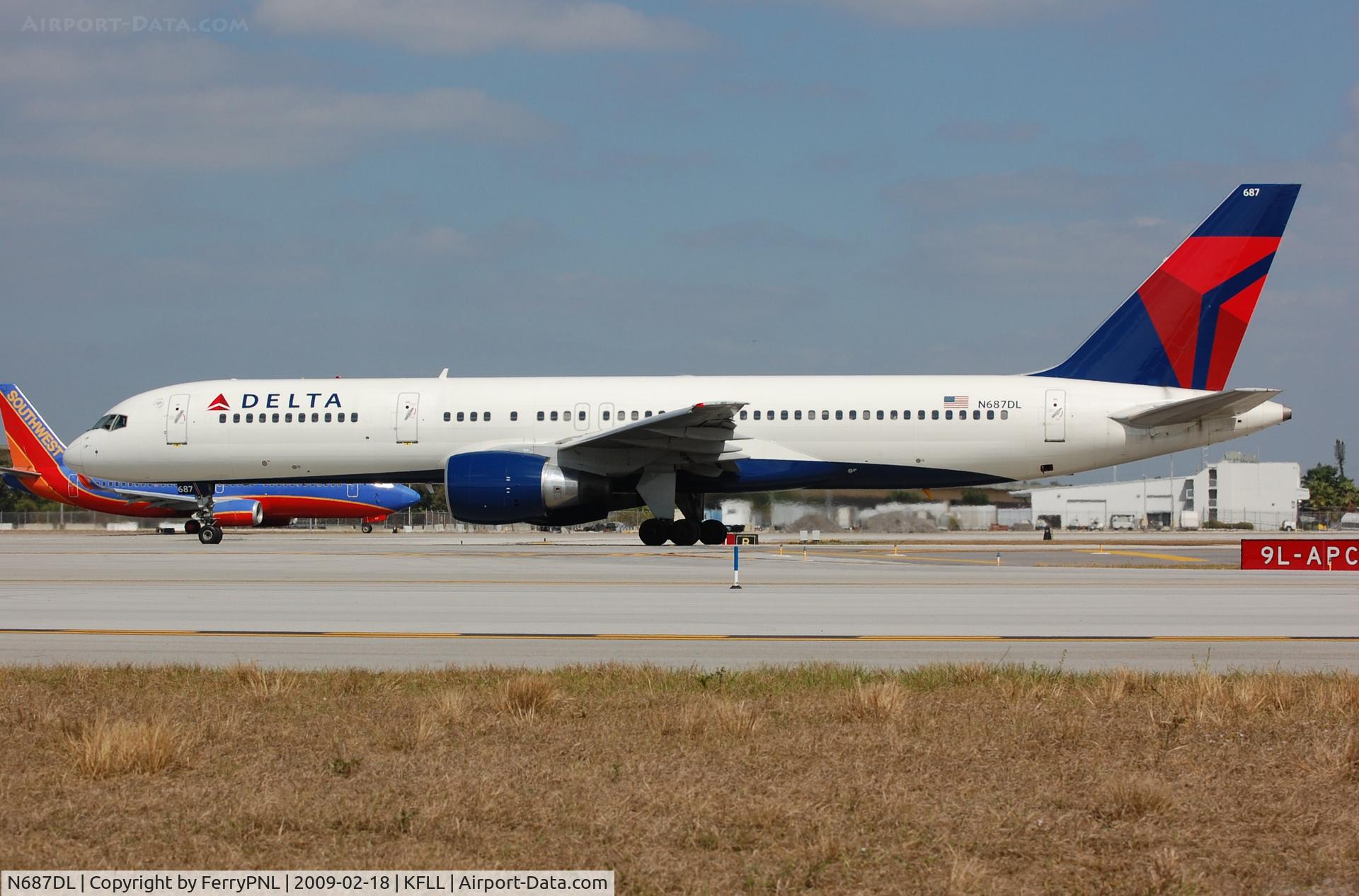 N687DL, 1998 Boeing 757-232 C/N 27586, DL lining up for departure