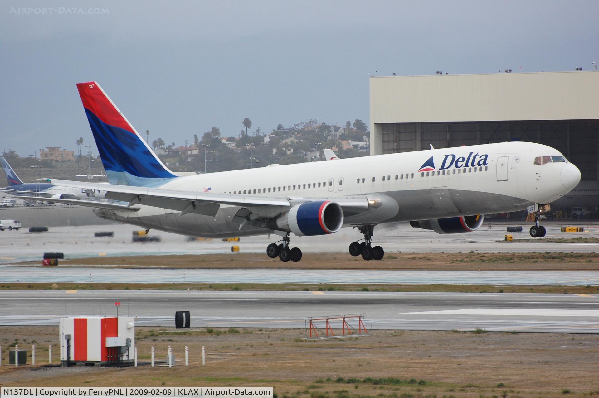 N137DL, 1991 Boeing 767-332 C/N 25306, DL B763 landing
