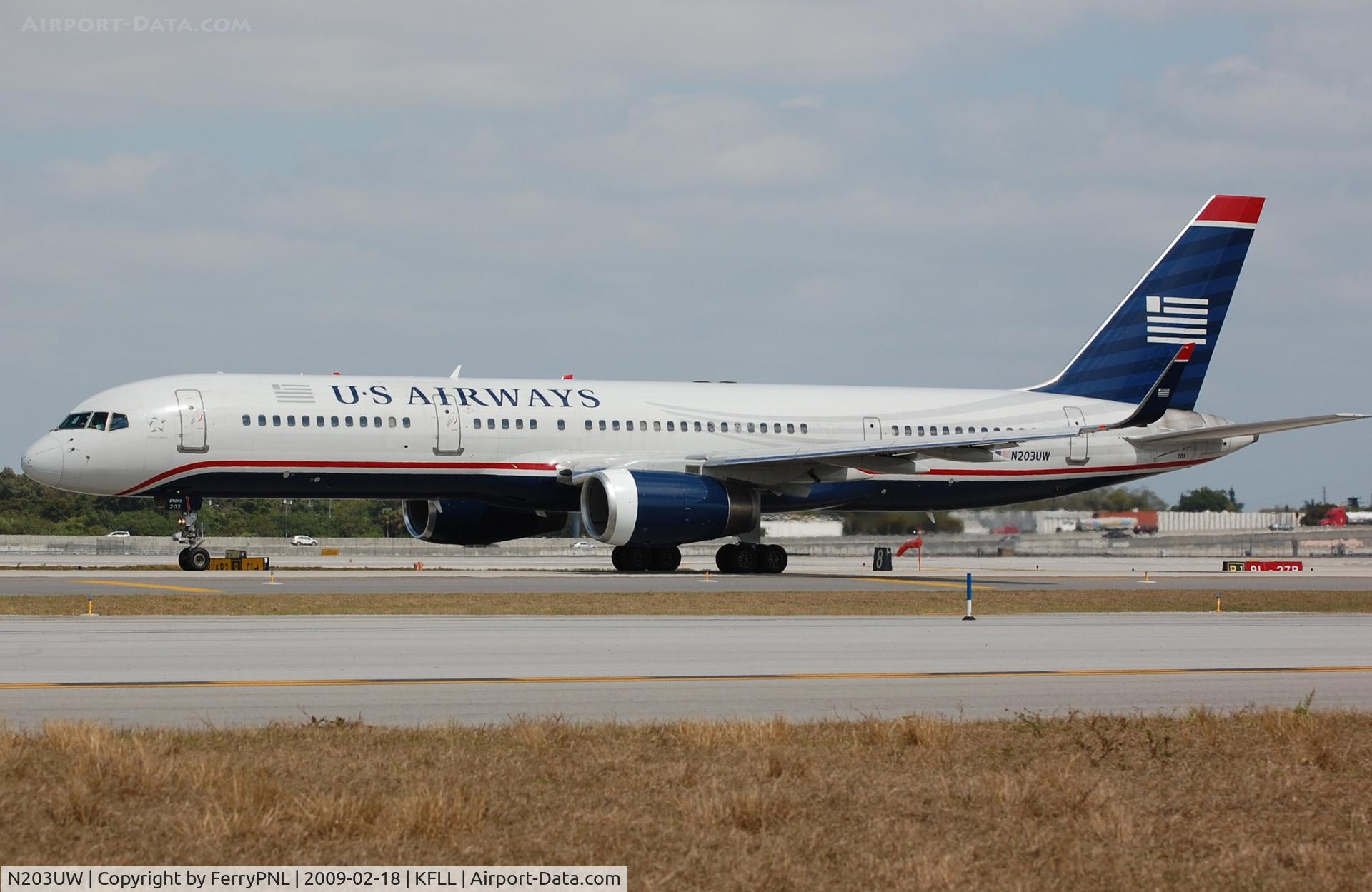 N203UW, 2000 Boeing 757-23N C/N 30548, US B752 taxiing out