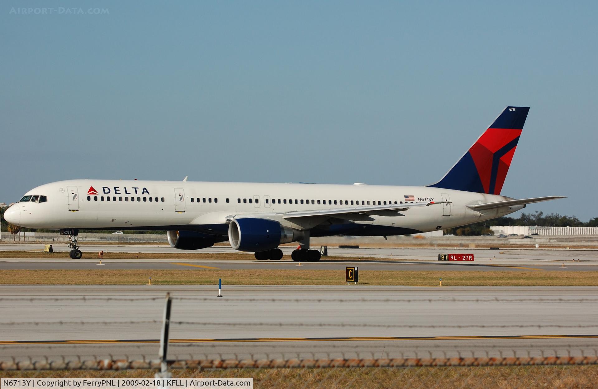 N6713Y, 2000 Boeing 757-232 C/N 30777, DL B752 preparing for departure