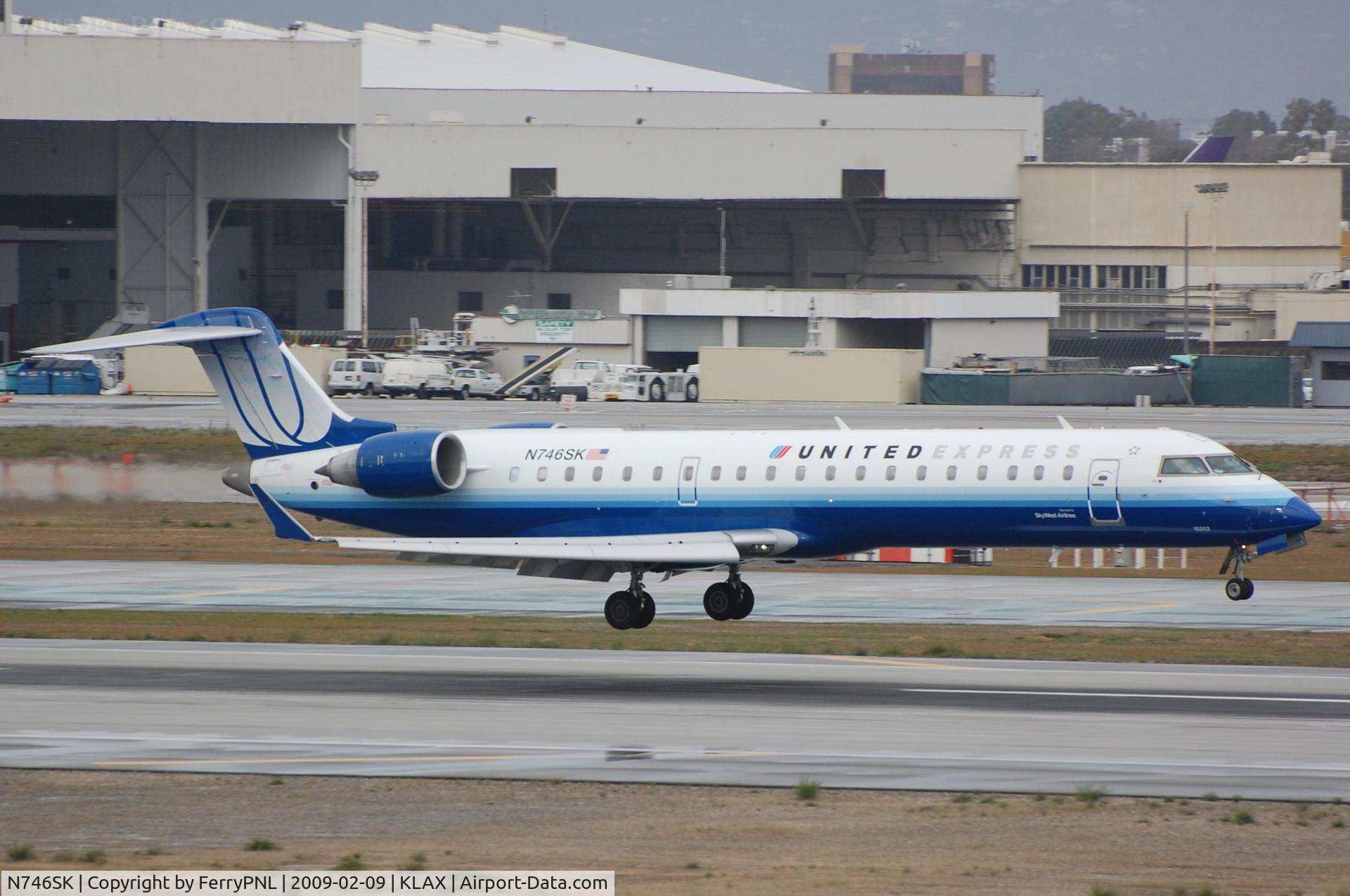 N746SK, 2005 Bombardier CRJ-700 (CL-600-2C10) Regional Jet C/N 10202, Landing in LAX