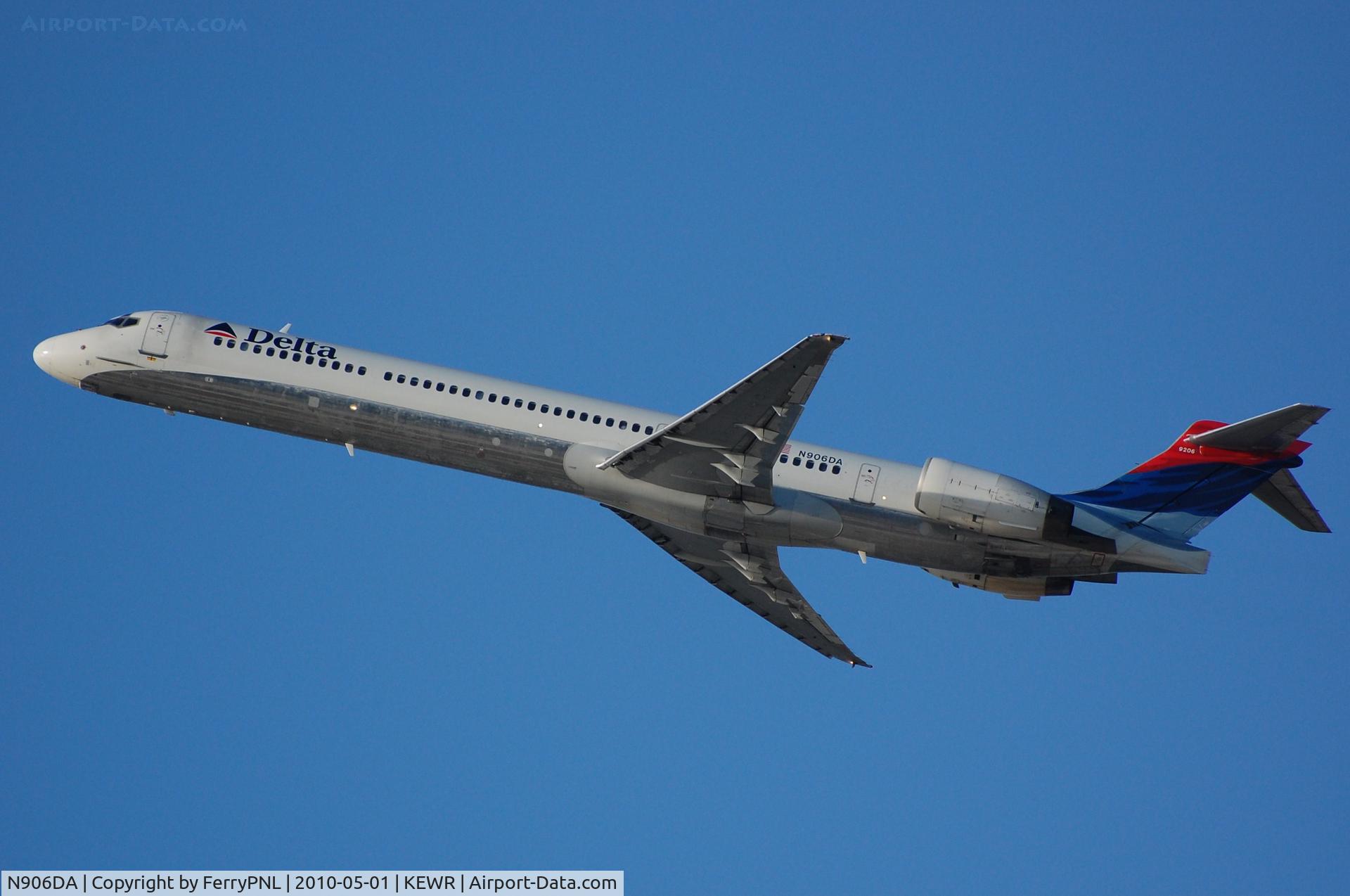 N906DA, 1995 McDonnell Douglas MD-90-30 C/N 53386, Delta MD90 taking off