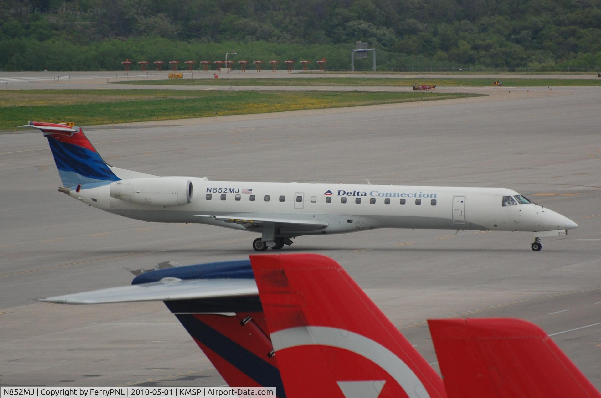 N852MJ, 2002 Embraer ERJ-145LR (EMB-145LR) C/N 145567, Delta ERJ145 taxiing to gate