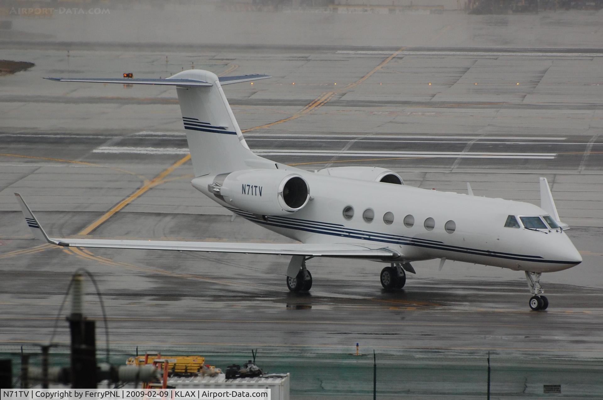 N71TV, 2000 Gulfstream Aerospace G-IV C/N 1430, G4 N71TV taxiing to FBO