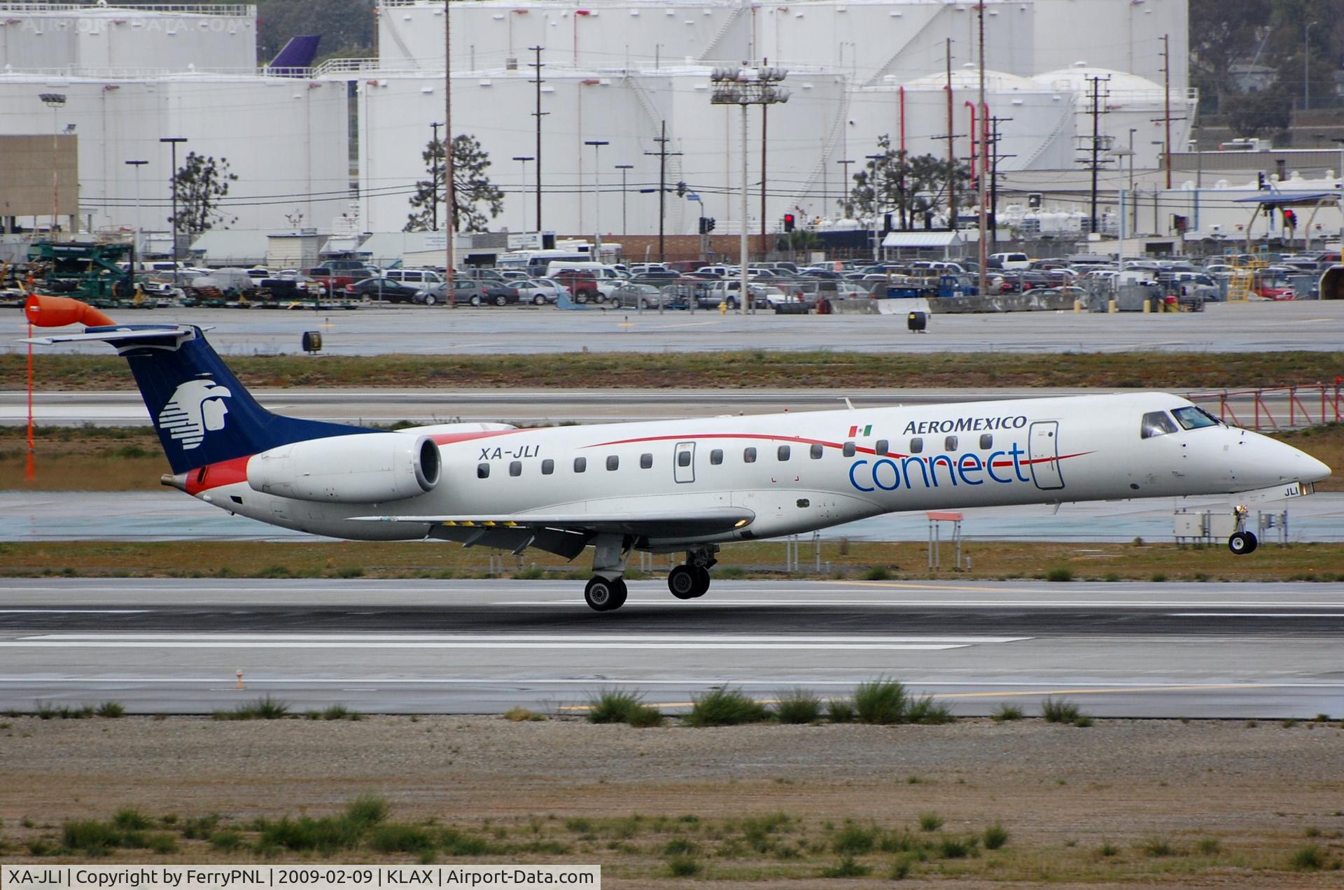 XA-JLI, 2001 Embraer ERJ-145LR (EMB-145LR) C/N 145440, Mexican ERJ145 touching down