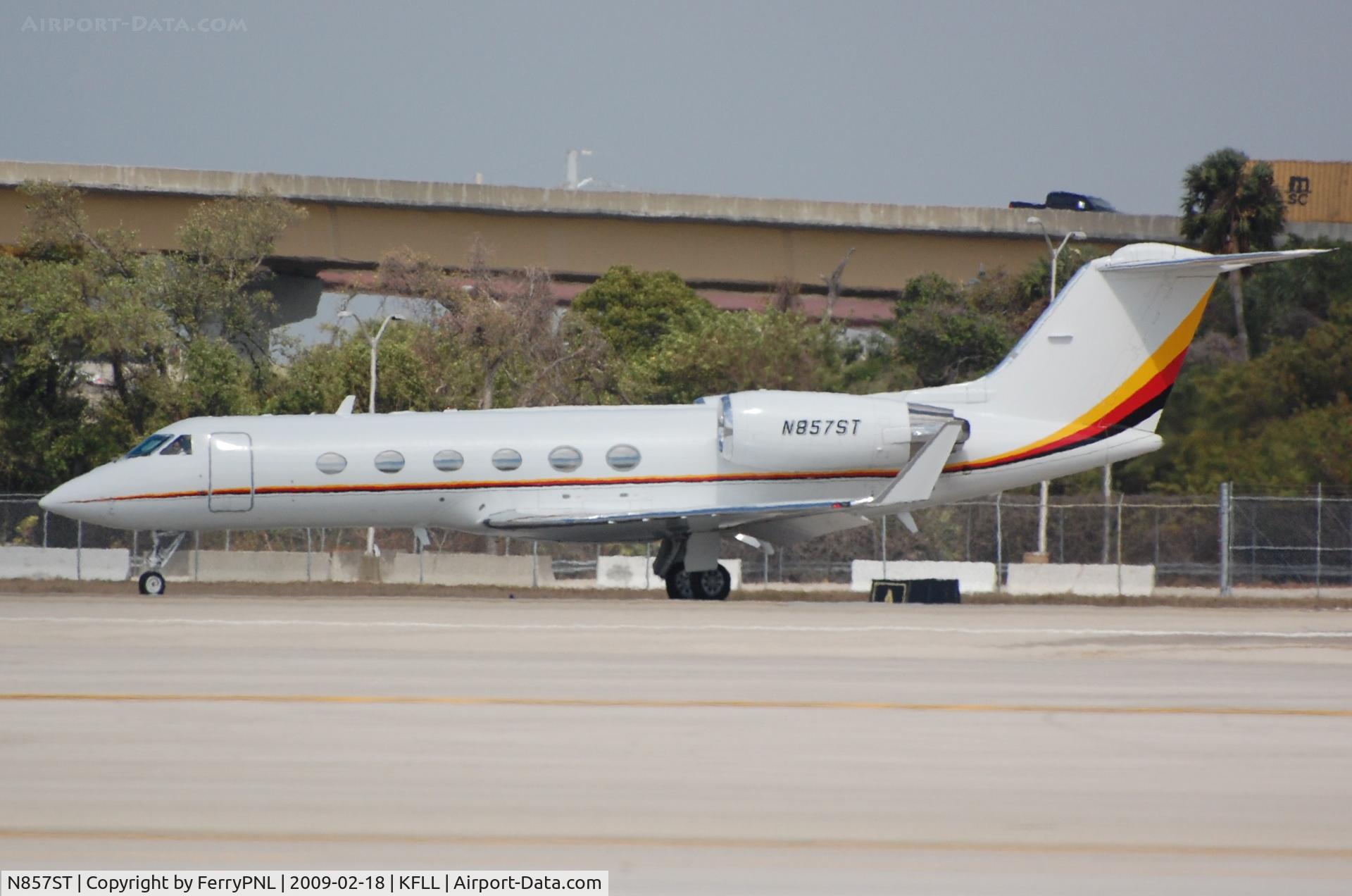 N857ST, 1998 Gulfstream Aerospace G-IV C/N 1345, G4 lining up