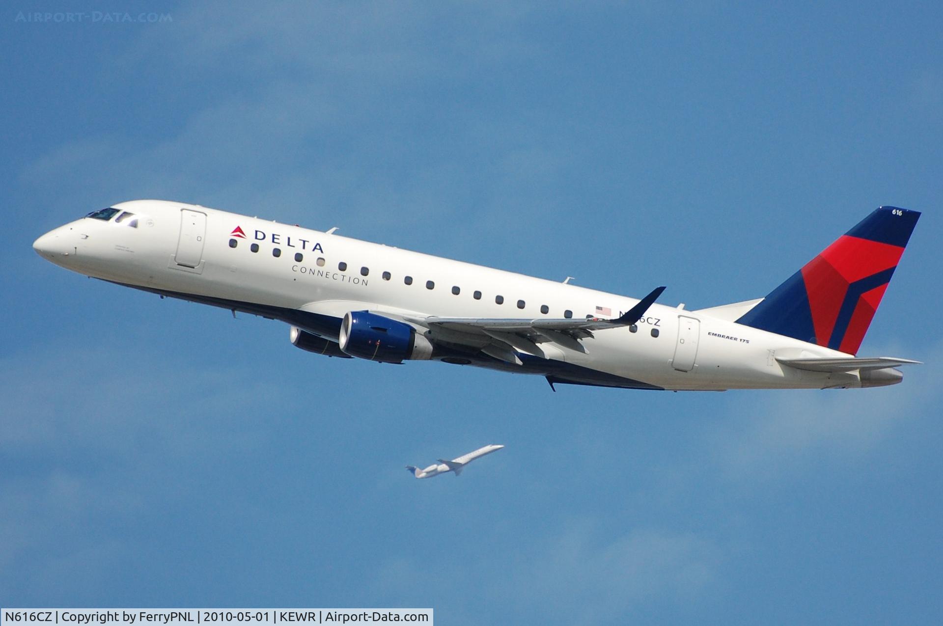 N616CZ, 2008 Embraer 175LR (ERJ-170-200LR) C/N 17000209, Busy traffic over EWR