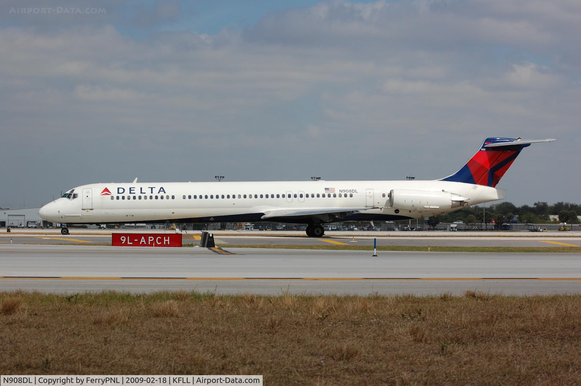 N908DL, 1987 McDonnell Douglas MD-88 C/N 49539, DL MD88 in new colours
