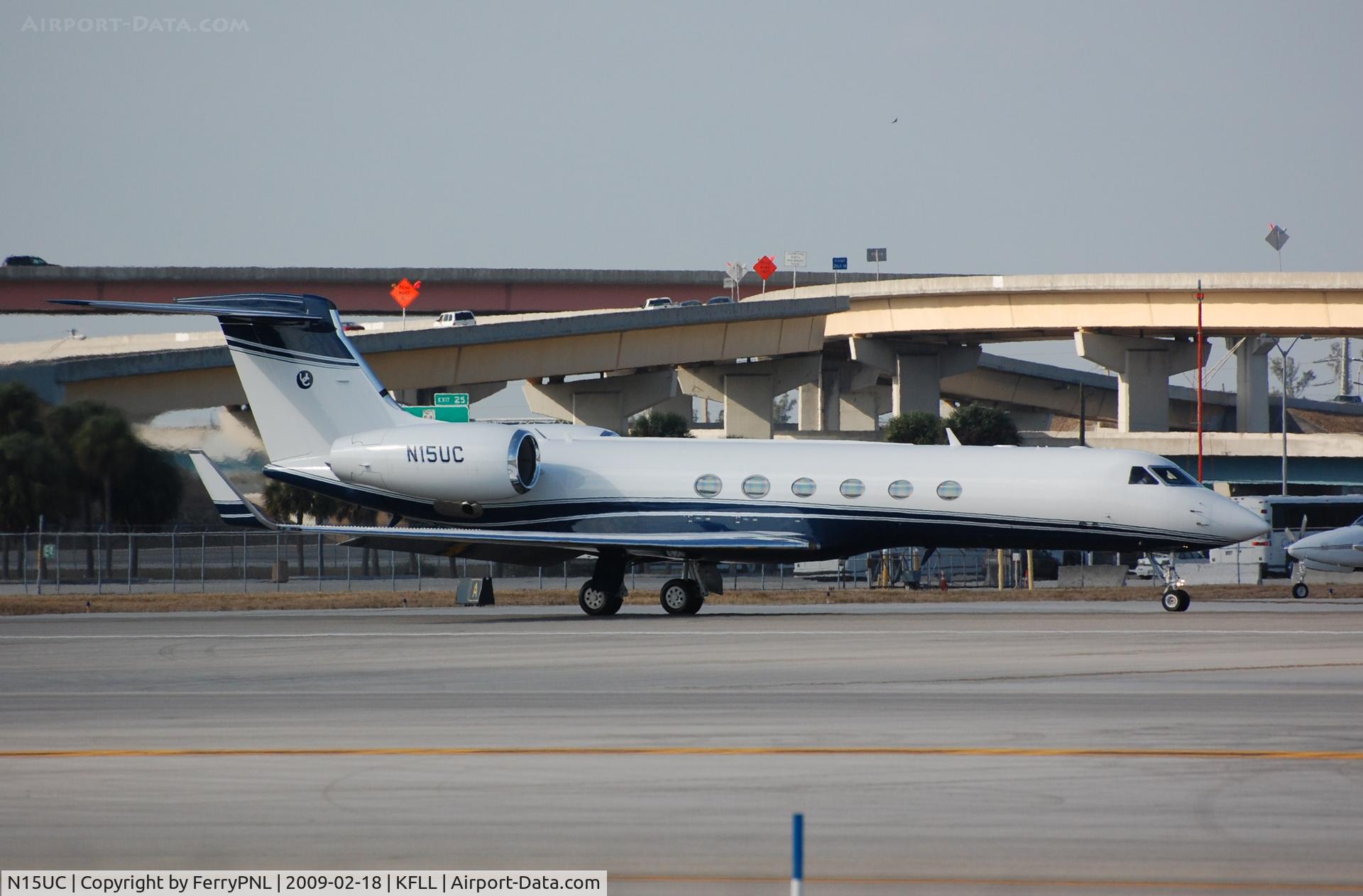 N15UC, 1999 Gulfstream Aerospace G-V C/N 589, G5 Lining up