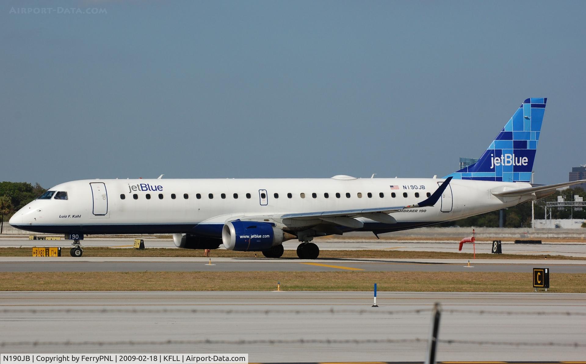 N190JB, 2005 Embraer 190AR (ERJ-190-100IGW) C/N 19000011, ERJ190 taxiing