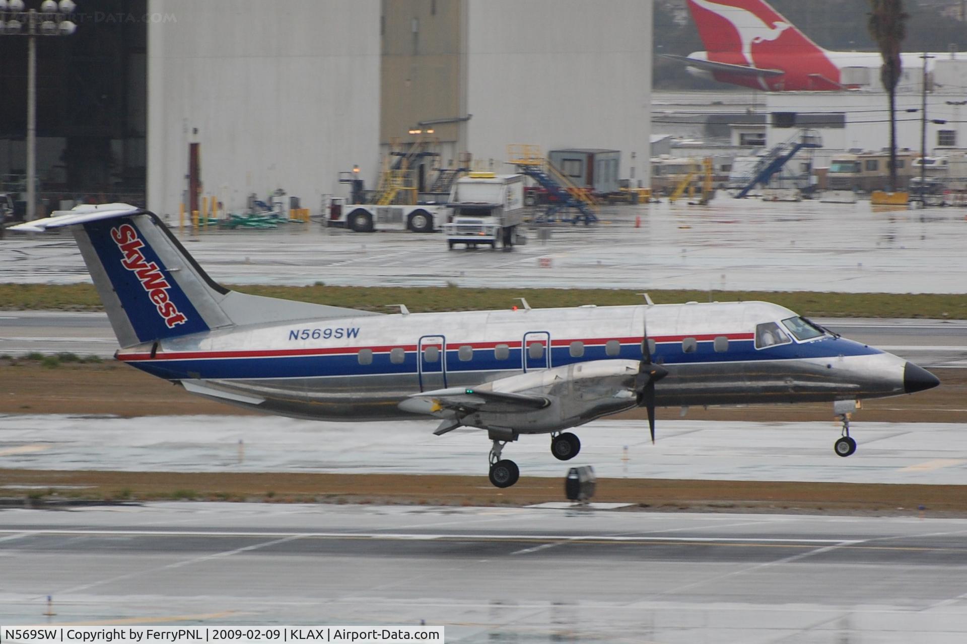 N569SW, 1998 Embraer EMB-120ER Brasilia C/N 120344, Skywest EMB120 landing