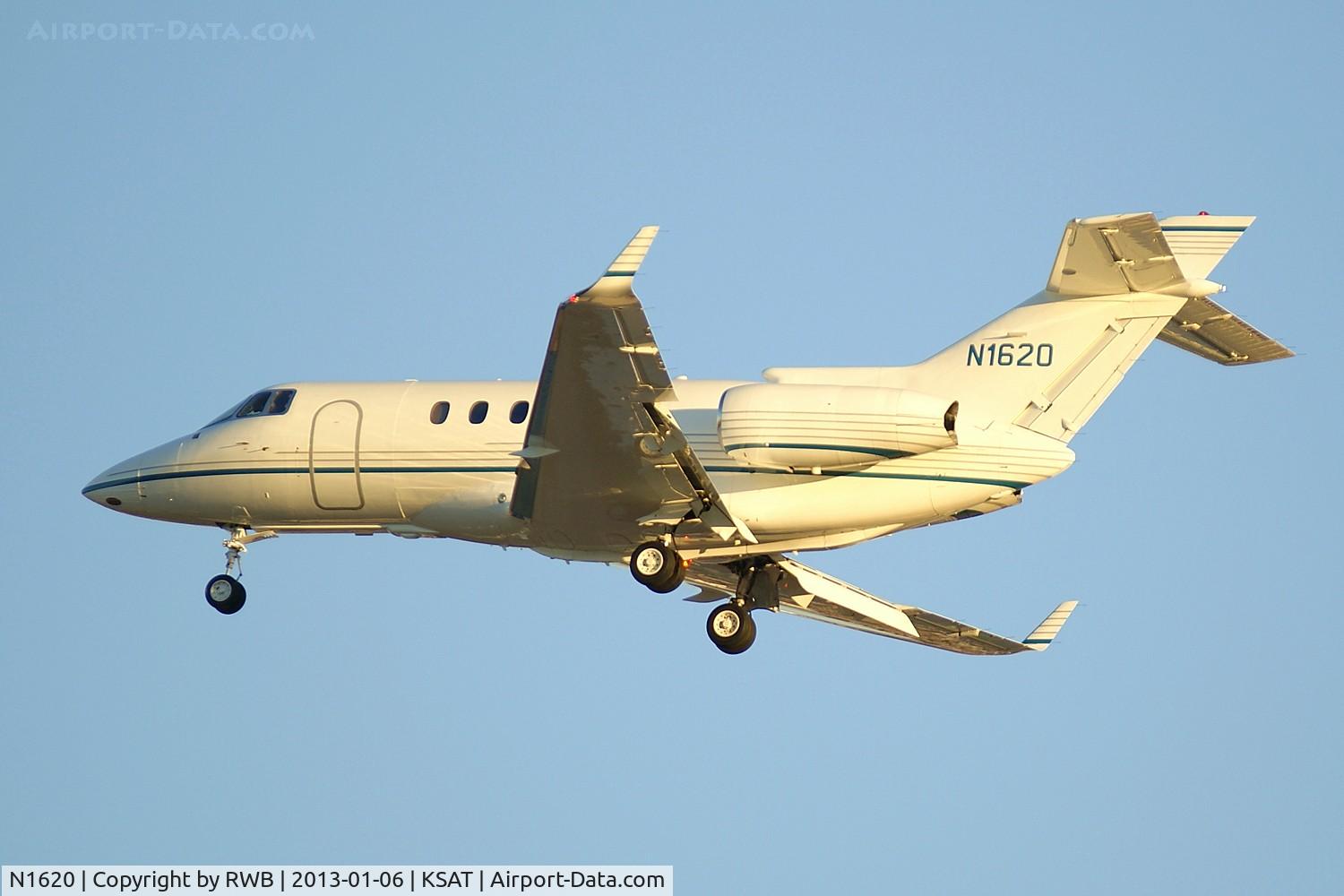 N1620, 2007 Hawker Beechcraft Hawker 850XP C/N 258893, On approach runway 4 at sunset.