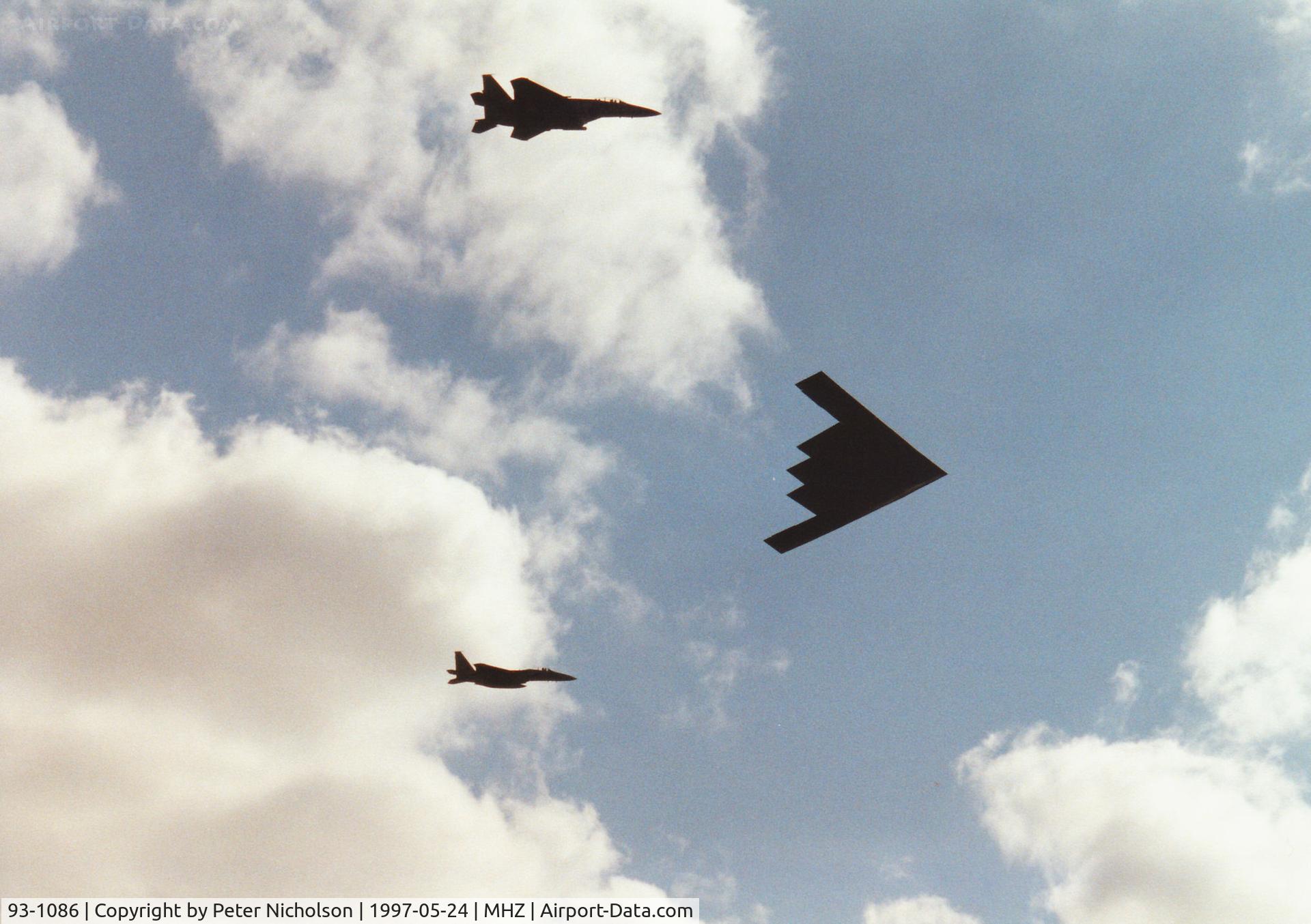 93-1086, 1993 Northrop Grumman B-2A Spirit C/N 1019/AV-19, B-2A Spirit of Whiteman AFB's 509th Bomb Wing with accompanying 48th Fighter Wing F-15E Strike Eagles 86-0174 and 90-0262 arriving at the 1997 RAF Mildenhall Air Fete.