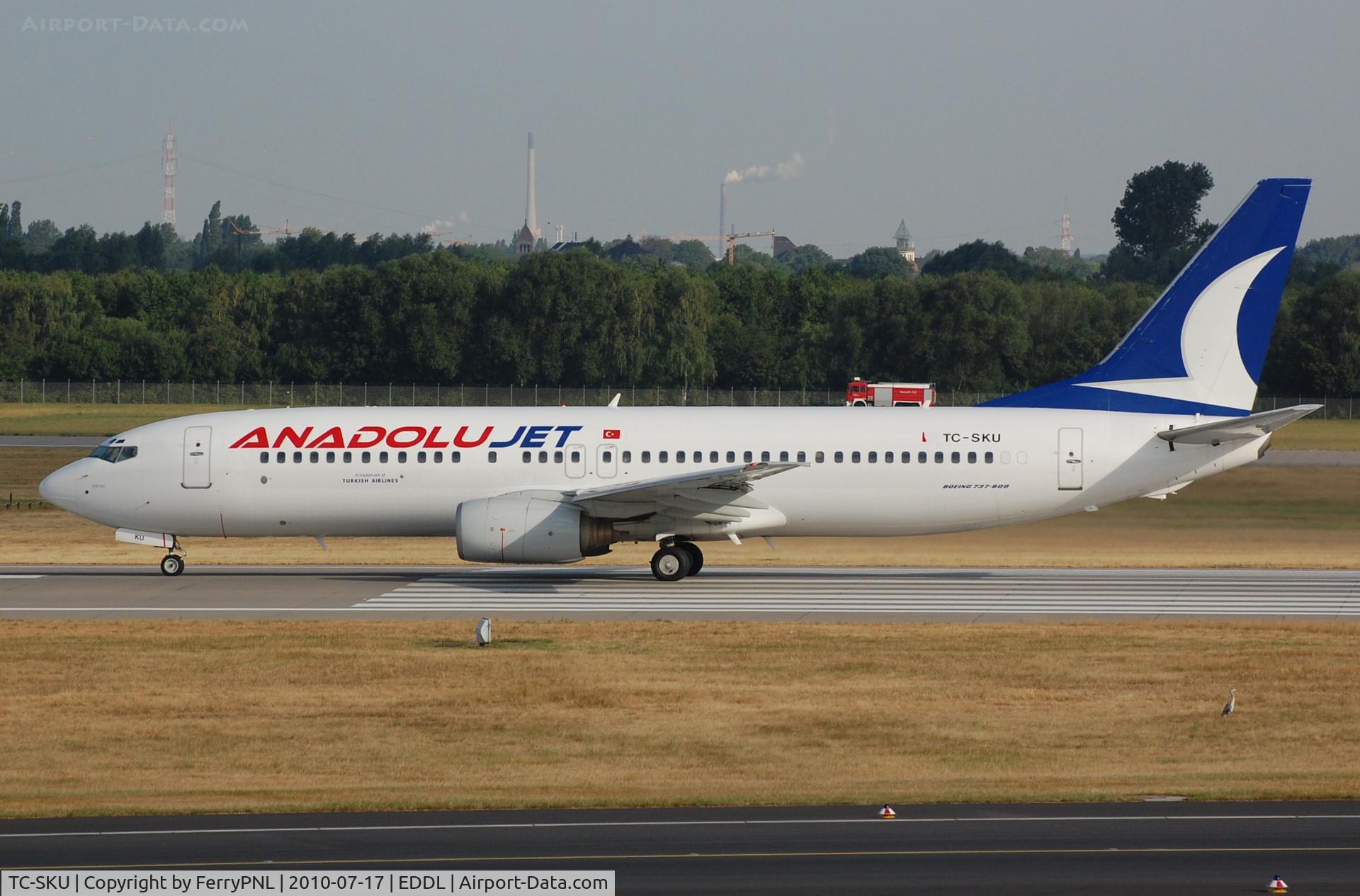 TC-SKU, 2000 Boeing 737-883 C/N 30194, Anadolu B738 taking off