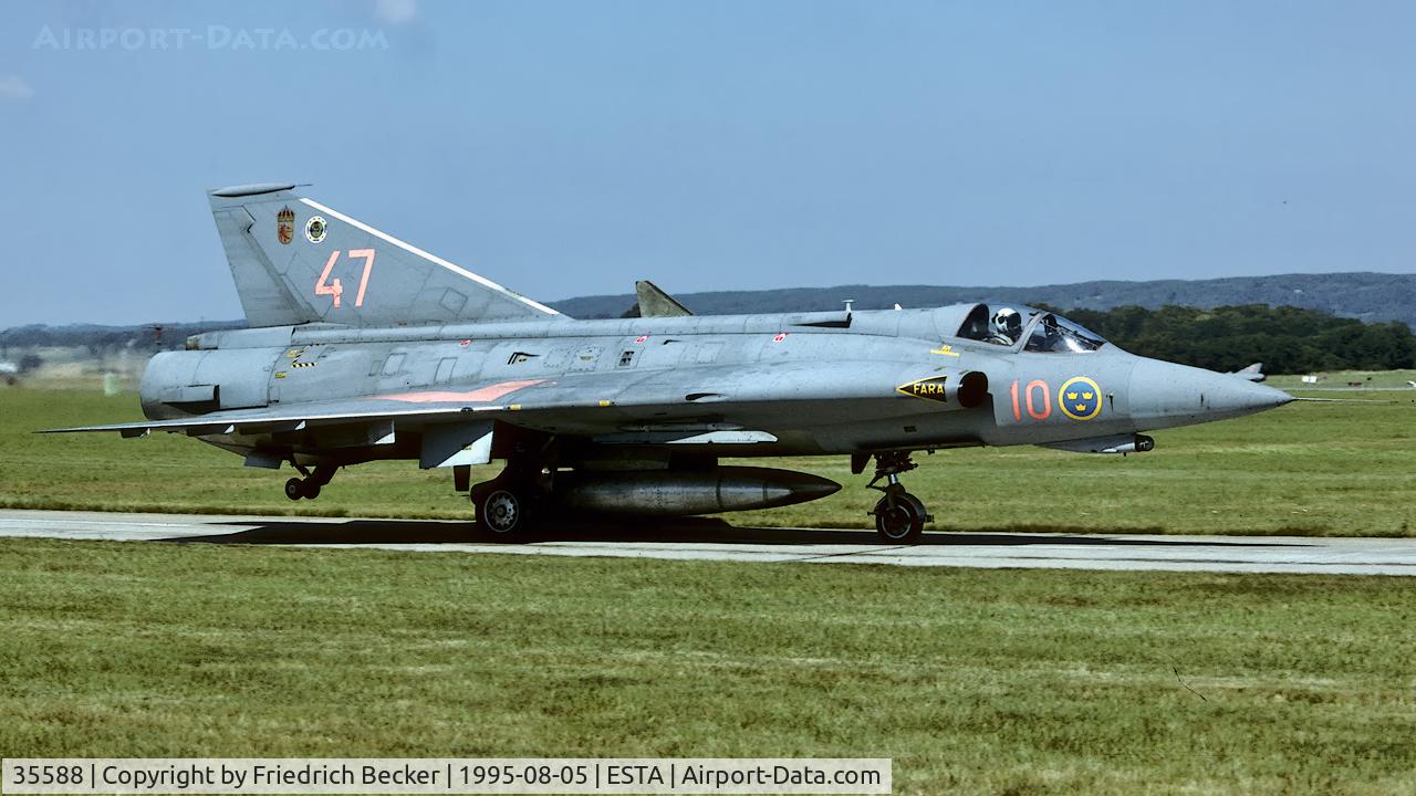 35588, Saab J-35J Draken C/N 35-588, taxying to the active