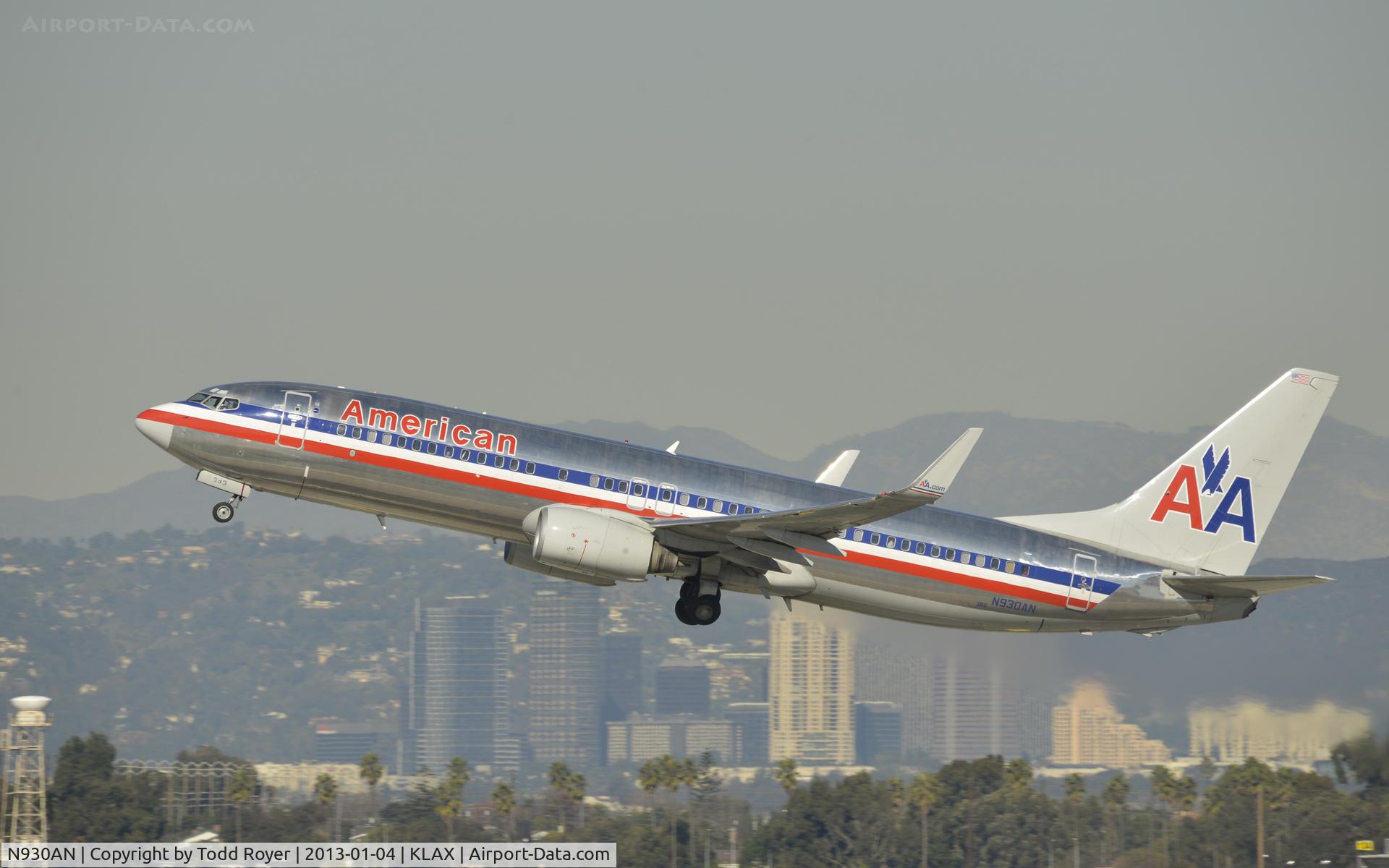 N930AN, 2000 Boeing 737-823 C/N 29529, Departing LAX