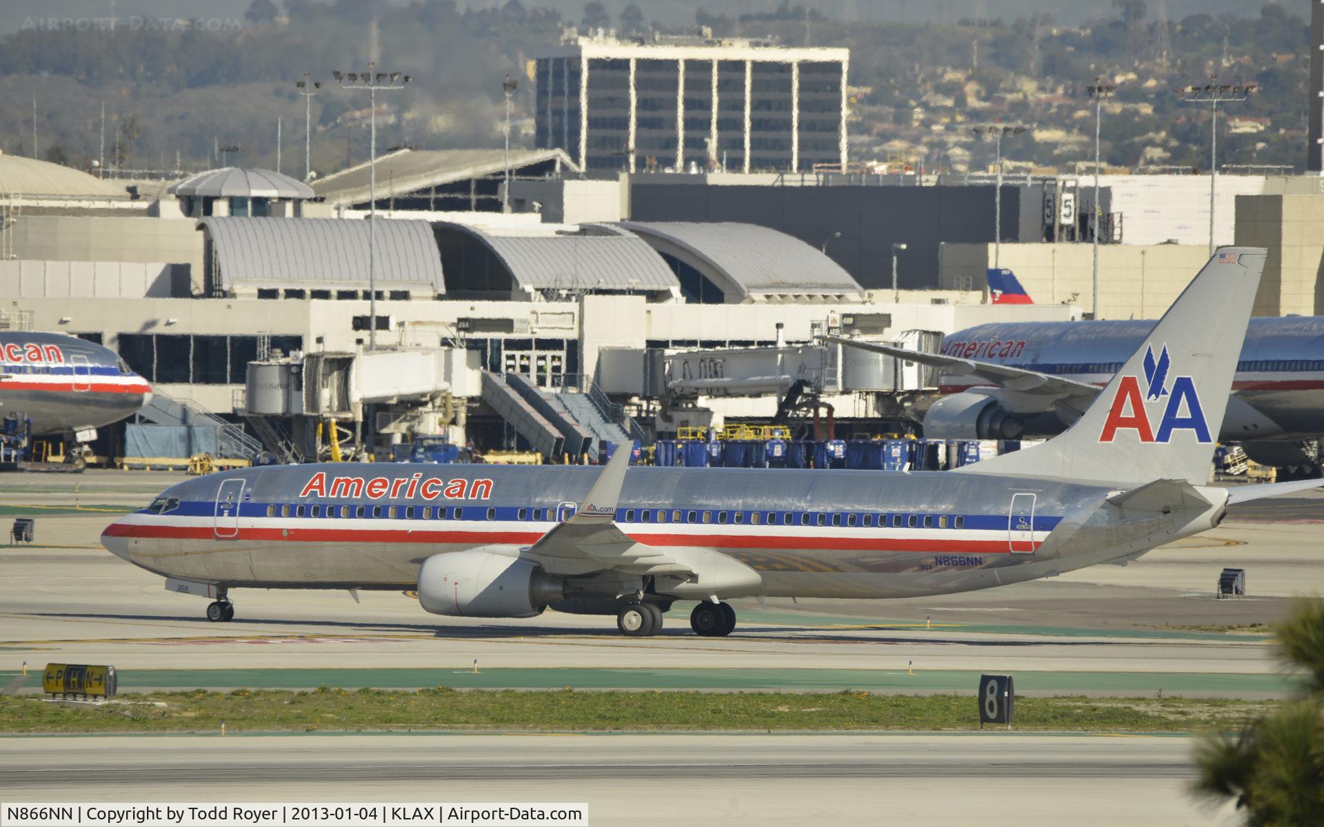 N866NN, 2010 Boeing 737-823 C/N 40584, Taxiing to gate