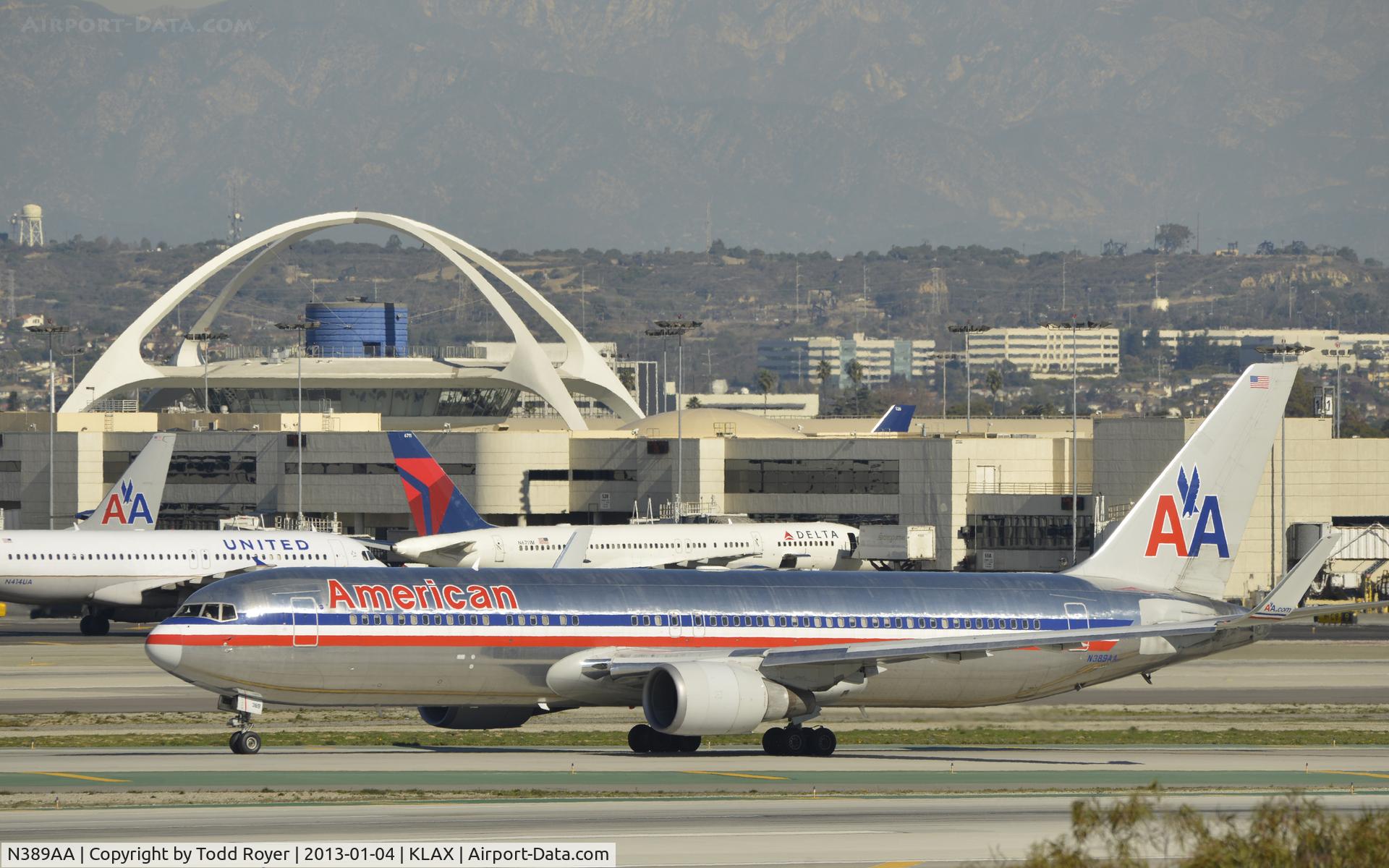 N389AA, 1994 Boeing 767-323 C/N 27449, Taxiing to gate