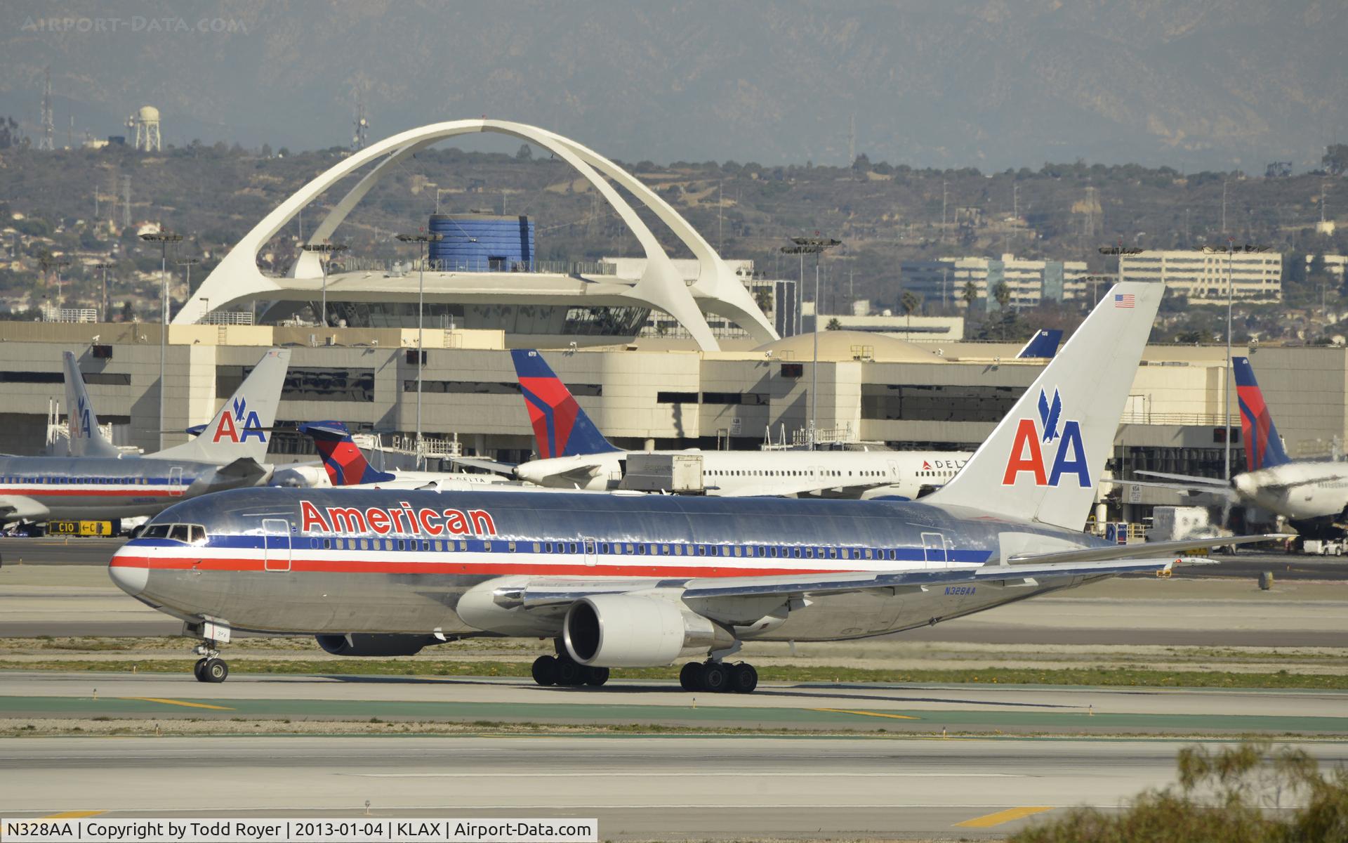 N328AA, 1986 Boeing 767-223 C/N 22328, Taxiing to gate