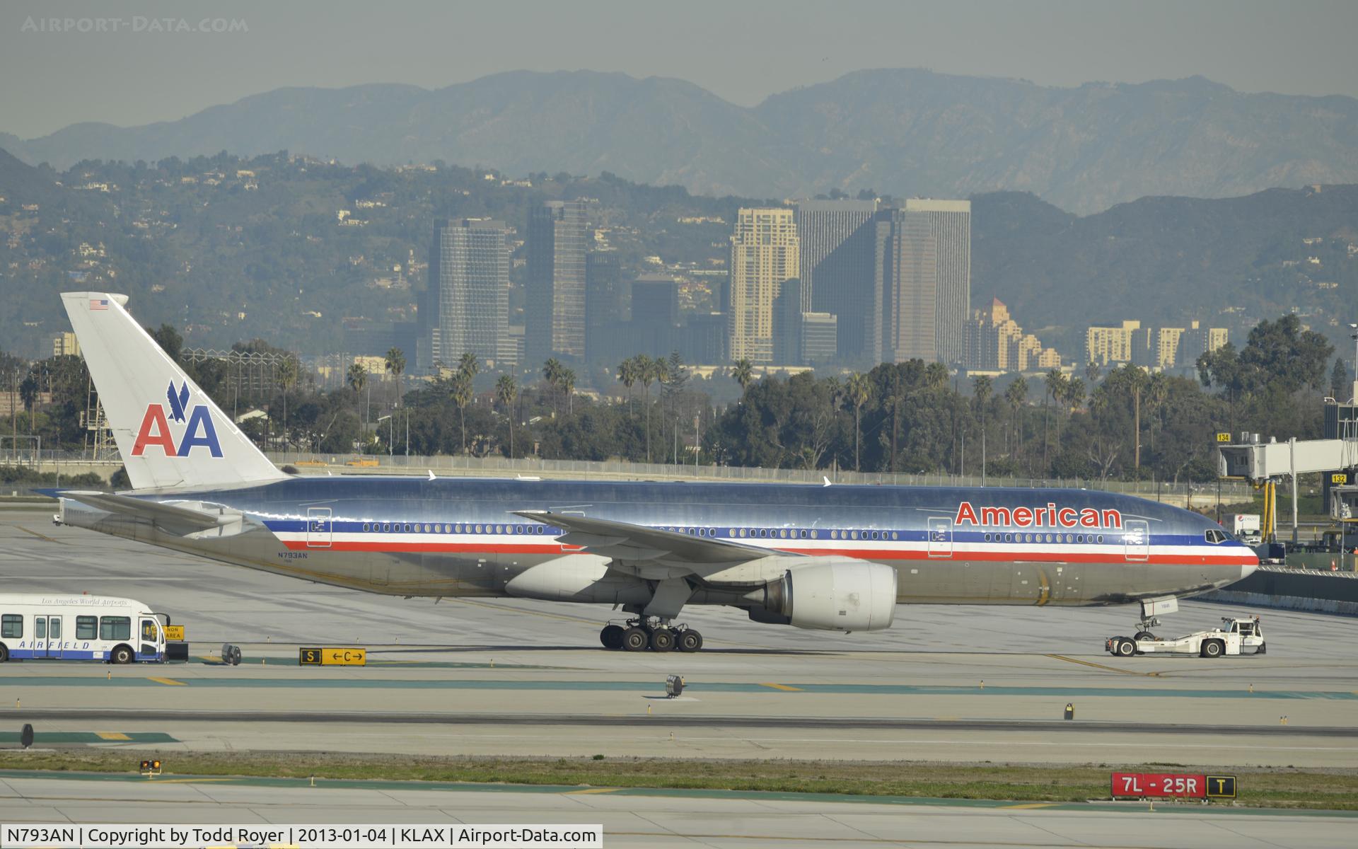 N793AN, 2000 Boeing 777-223 C/N 30255, Getting towed to gate