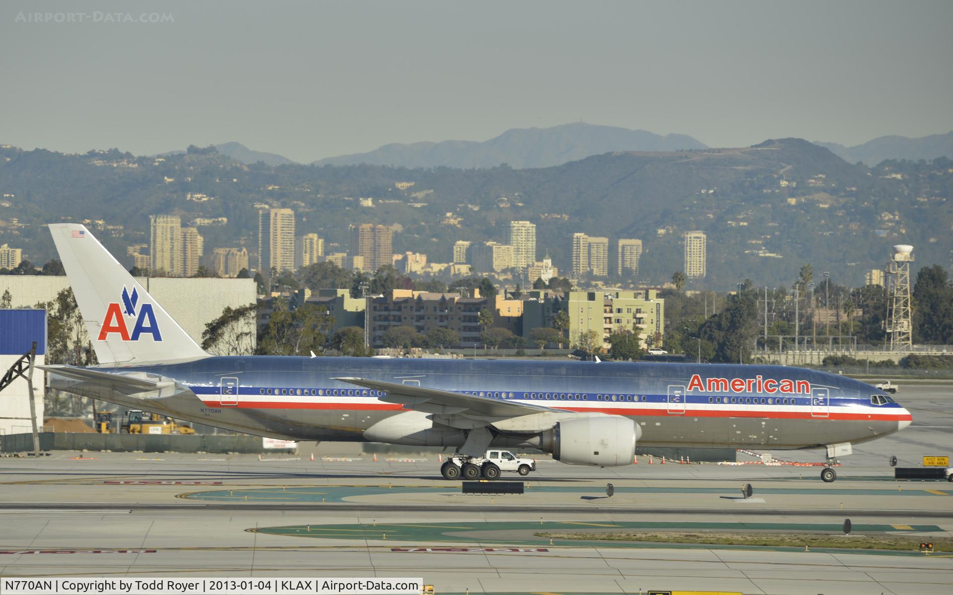 N770AN, 1999 Boeing 777-223 C/N 29578, Taxiing to gate