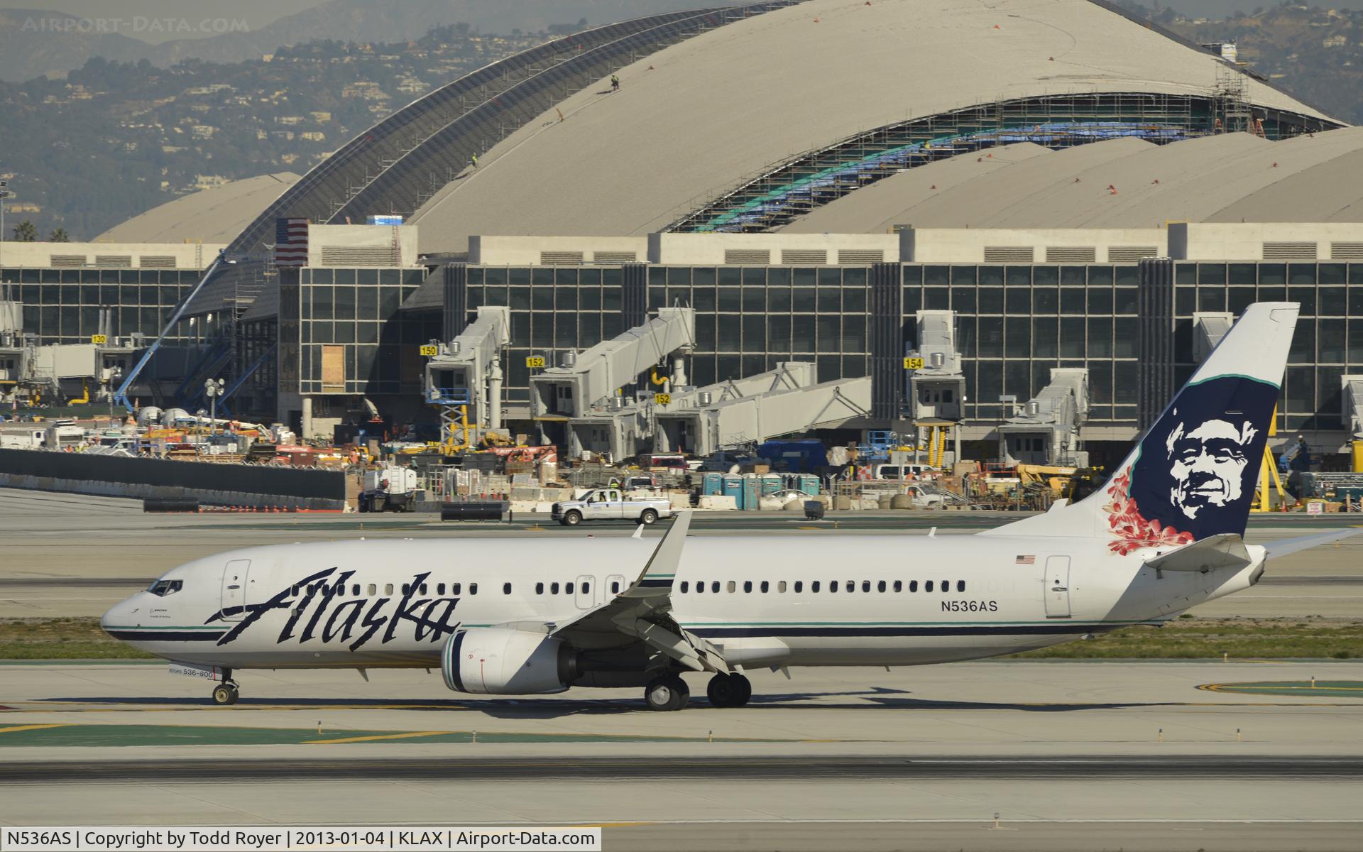 N536AS, 2012 Boeing 737-890 C/N 35203, Taxiing to gate