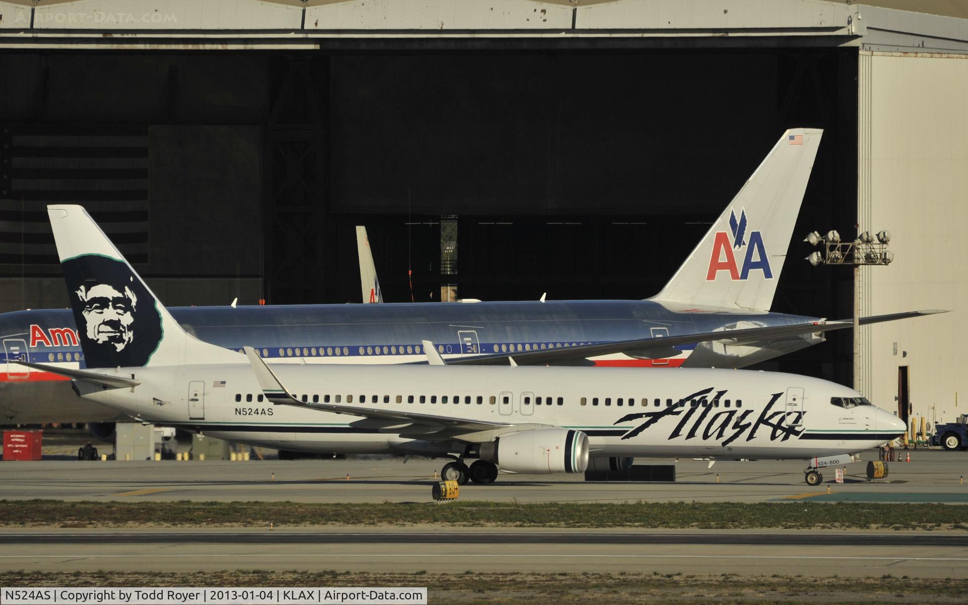 N524AS, 2009 Boeing 737-890 C/N 35195, Taxiing to gate